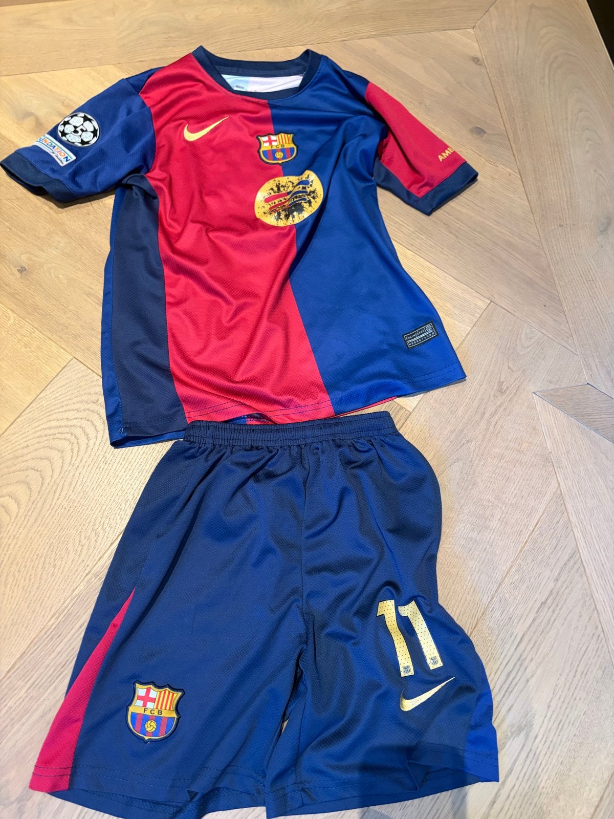 FC Barcelona Voetbaltenue maat 28, Kinderen en Baby's, Kinderkleding | Overige, Ophalen of Verzenden, Zo goed als nieuw, Jongen