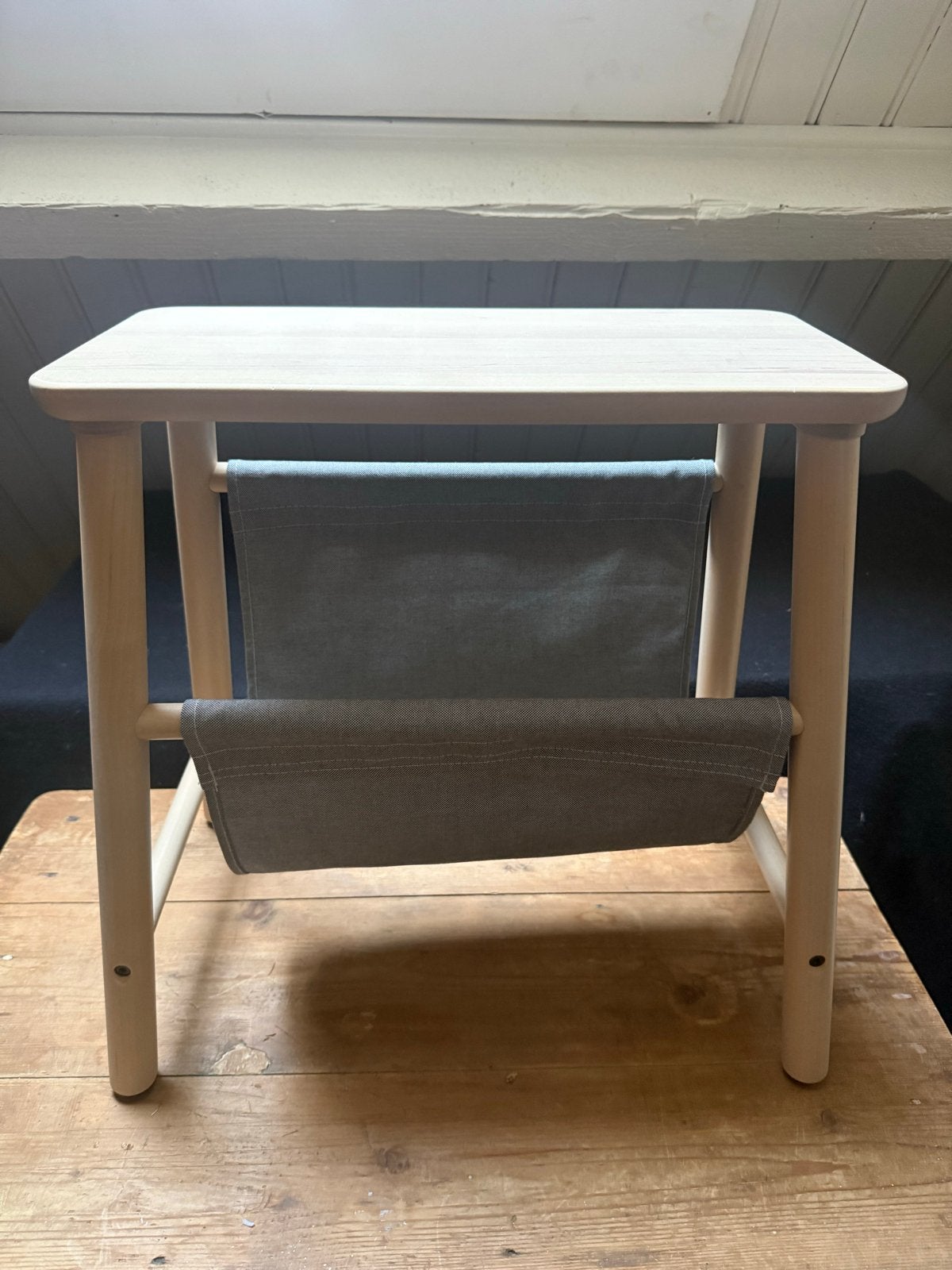 Houten bijzettafel met lectuurbak - Nieuwstaat, Modern, Ophalen of Verzenden, Zo goed als nieuw, Hout