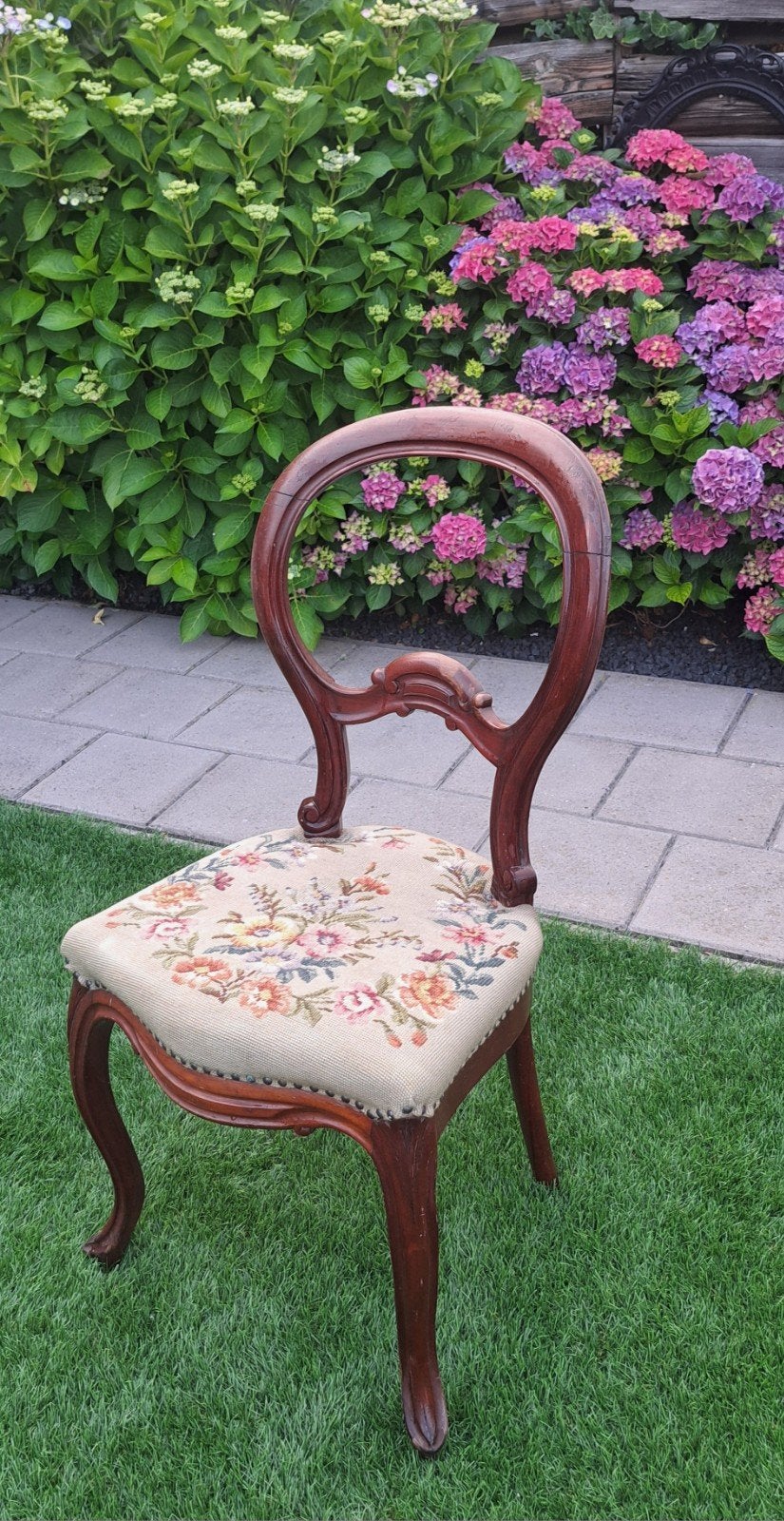 Brocante houten stoel met unieke geborduurde zitting, Huis en Inrichting, Stoelen, Ophalen