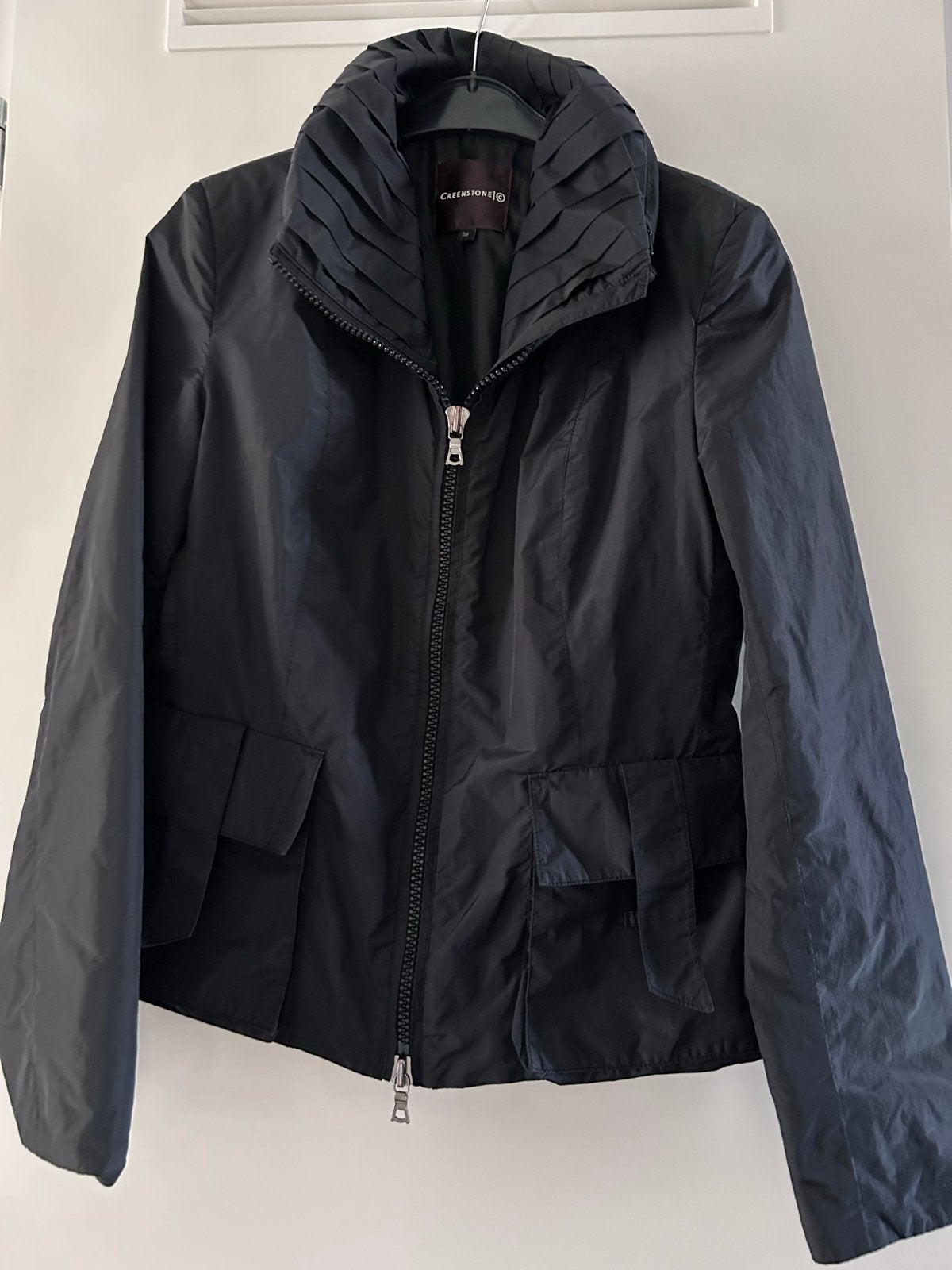 Creenstone Zwarte Jas Maat 38 met Unieke Kraag, Kleding | Dames, Ophalen of Verzenden, Zo goed als nieuw, Maat 38/40 (M), Zwart