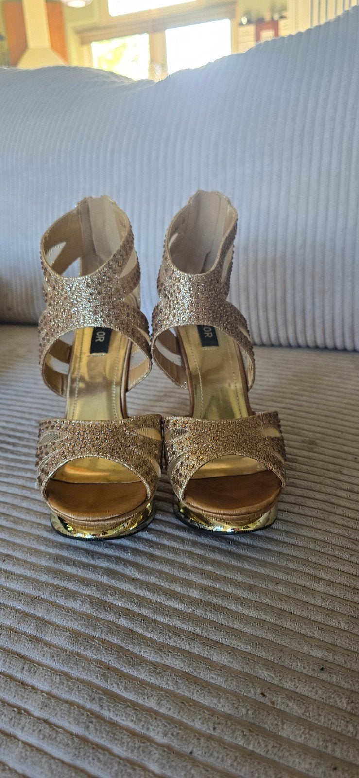 Gouden schoenen met hoge hak, Ophalen