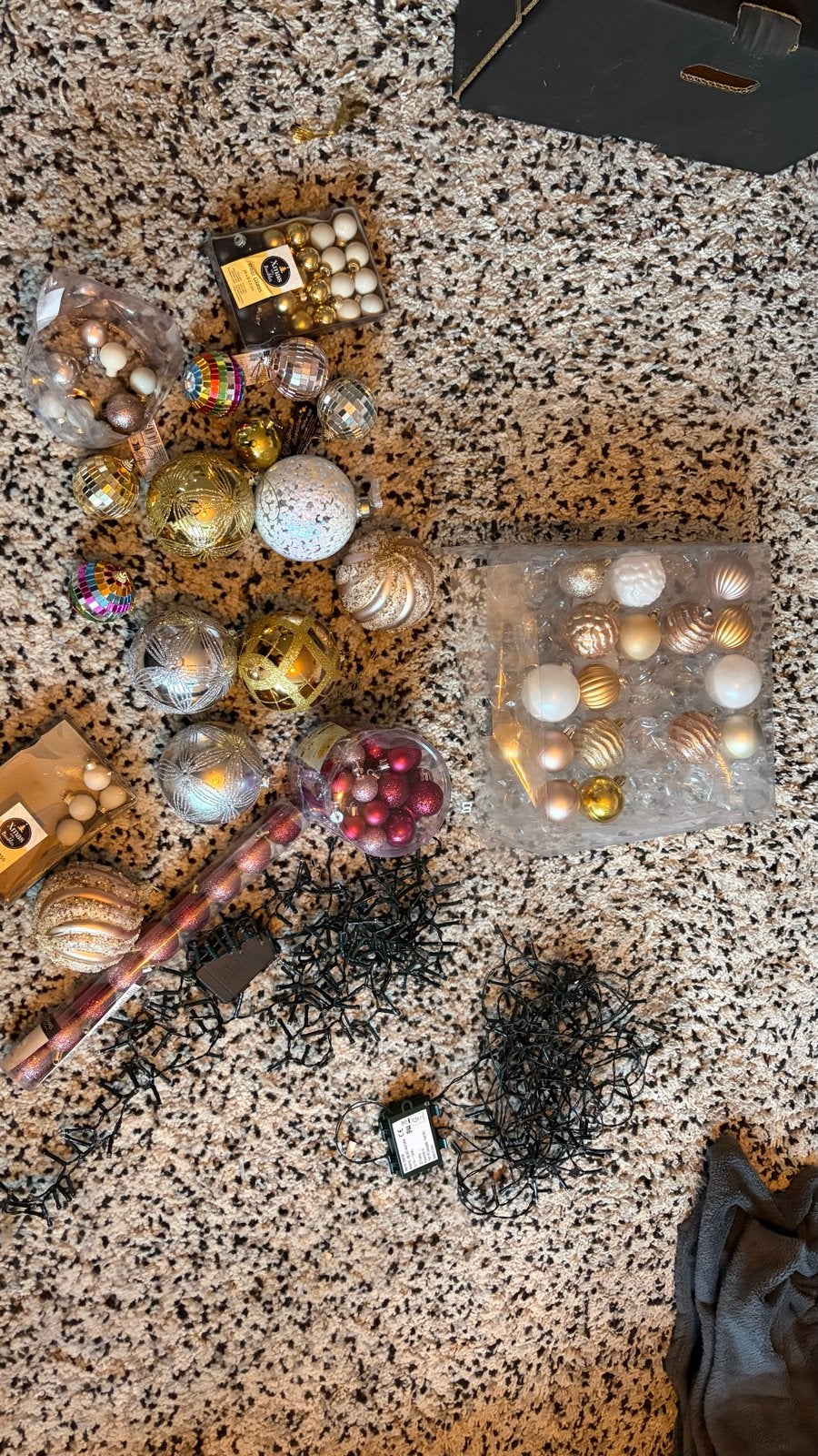 Kerstballen en verlichting, Ophalen