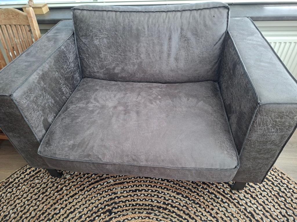 Love seat met grijsbruine stoffen bekleding en zwarte poten, Huis en Inrichting, Banken | Bankstellen, Gebruikt, Tweepersoons