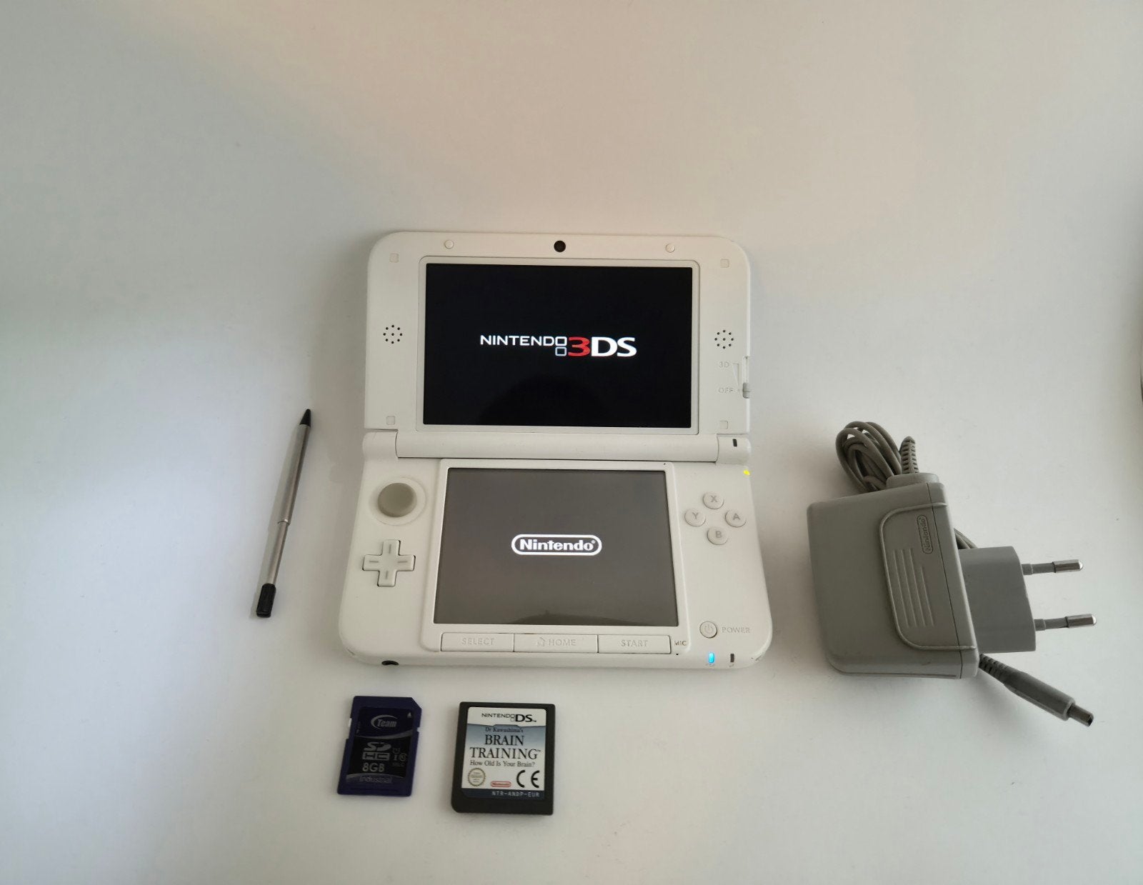 Nintendo 3DS XL White  with Accessories & Game + Memory card, Verzenden, Wit, 3DS XL, Gebruikt