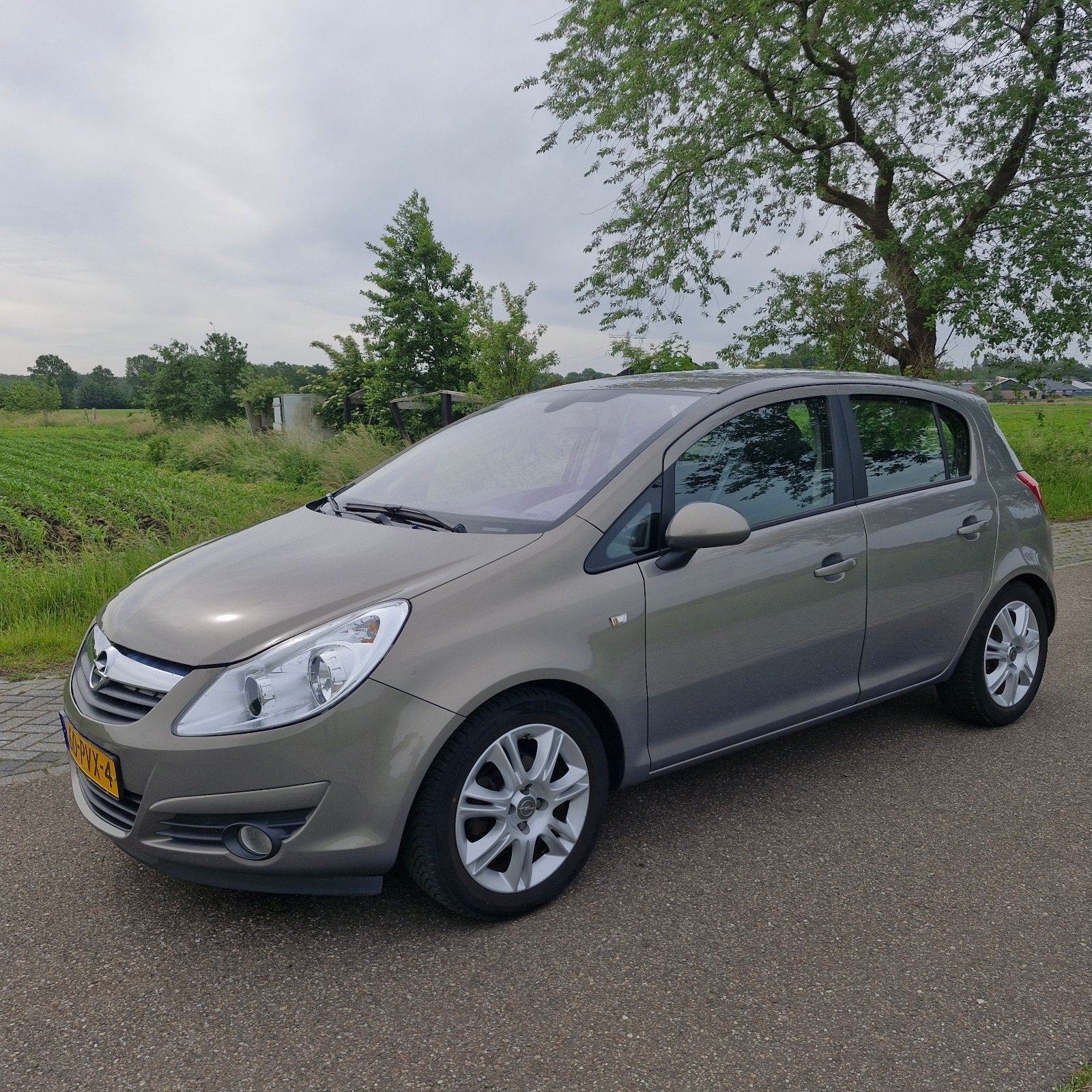 Opel Corsa 1.4 16V 5D 2011 Bruin AIRCO IJSKOUD!, Auto's, Voorwielaandrijving, Parkeersensor, 1063 kg, 4 cilinders