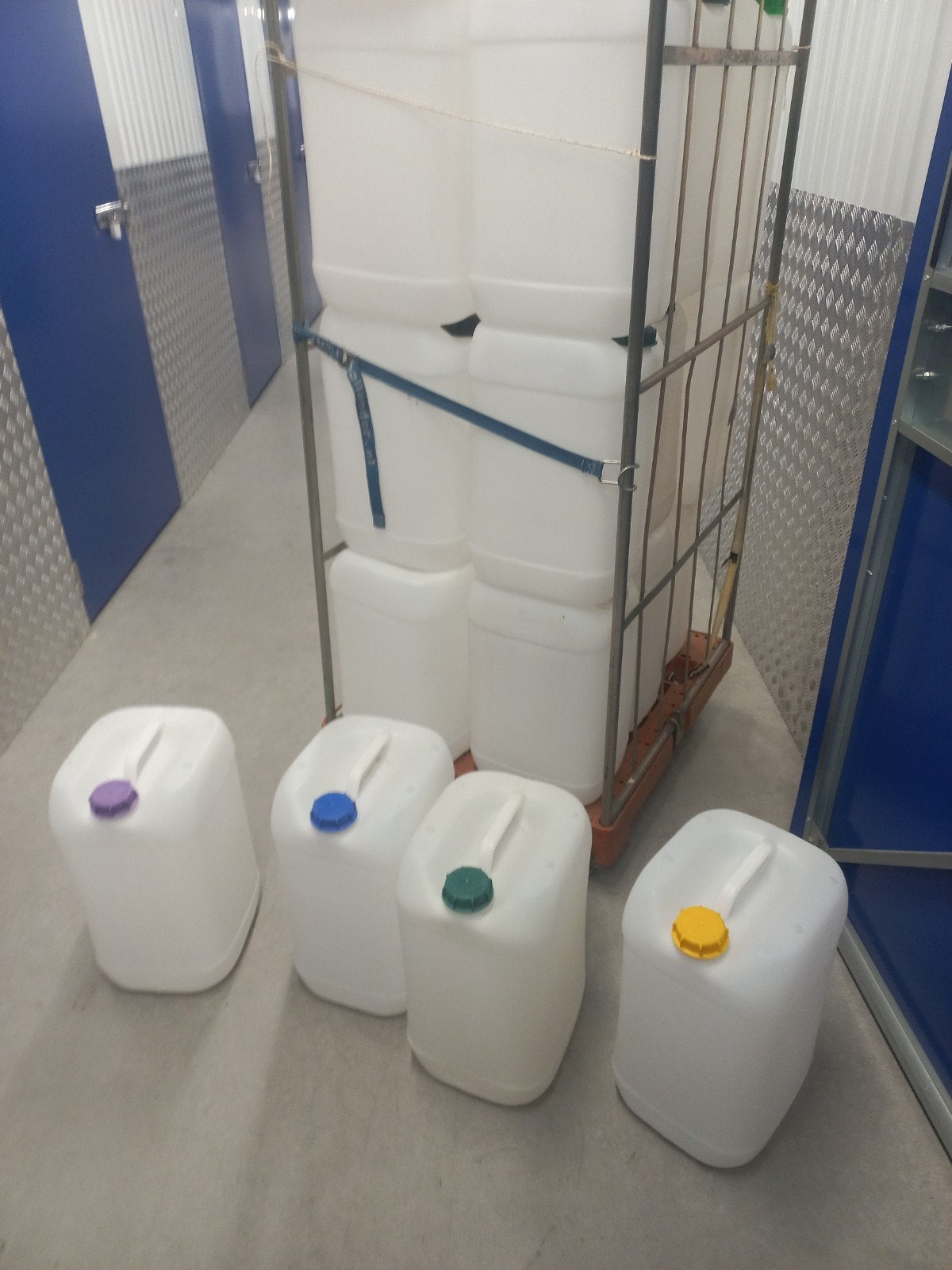 Jerrycans 25 liter, Bijzondere vondsten, Bijzonderevondsten.nl, Doos, Minder dan 35 cm