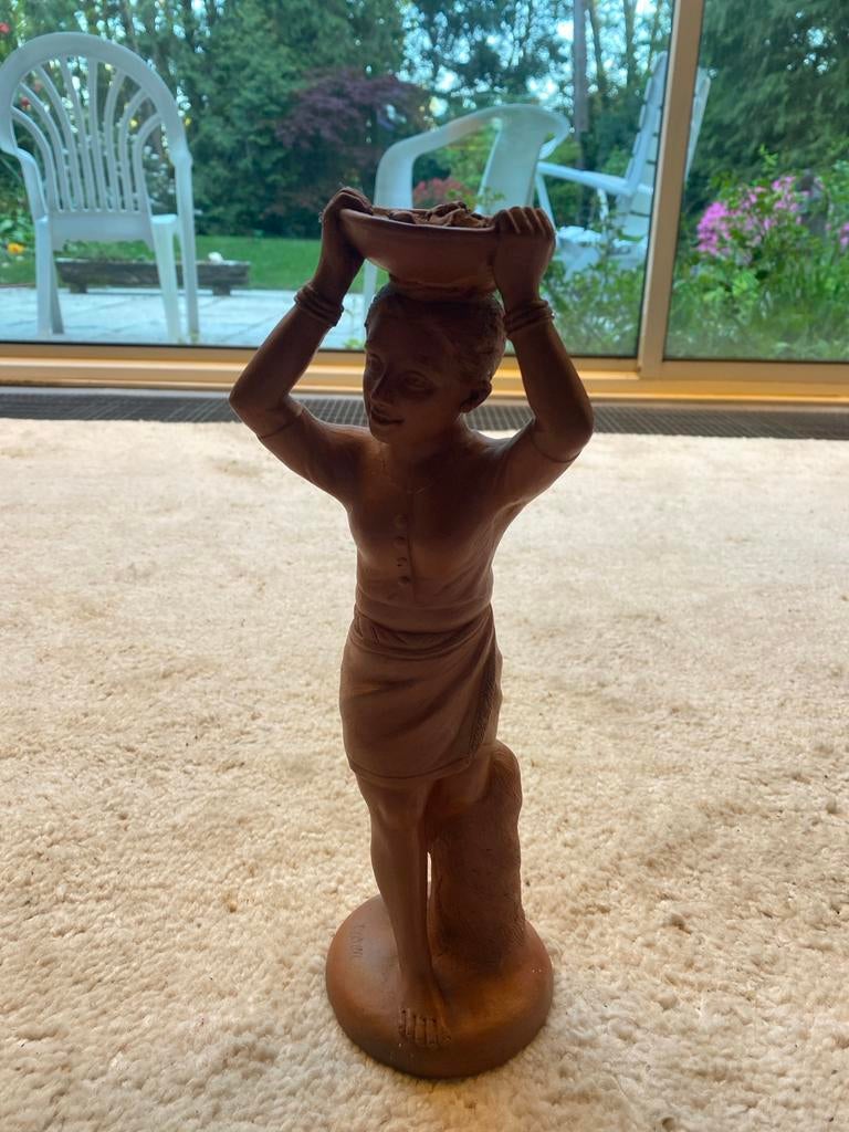Terracotta beeldje van een vrouw met mand op hoofd, Ophalen of Verzenden, Gebruikt, Mens