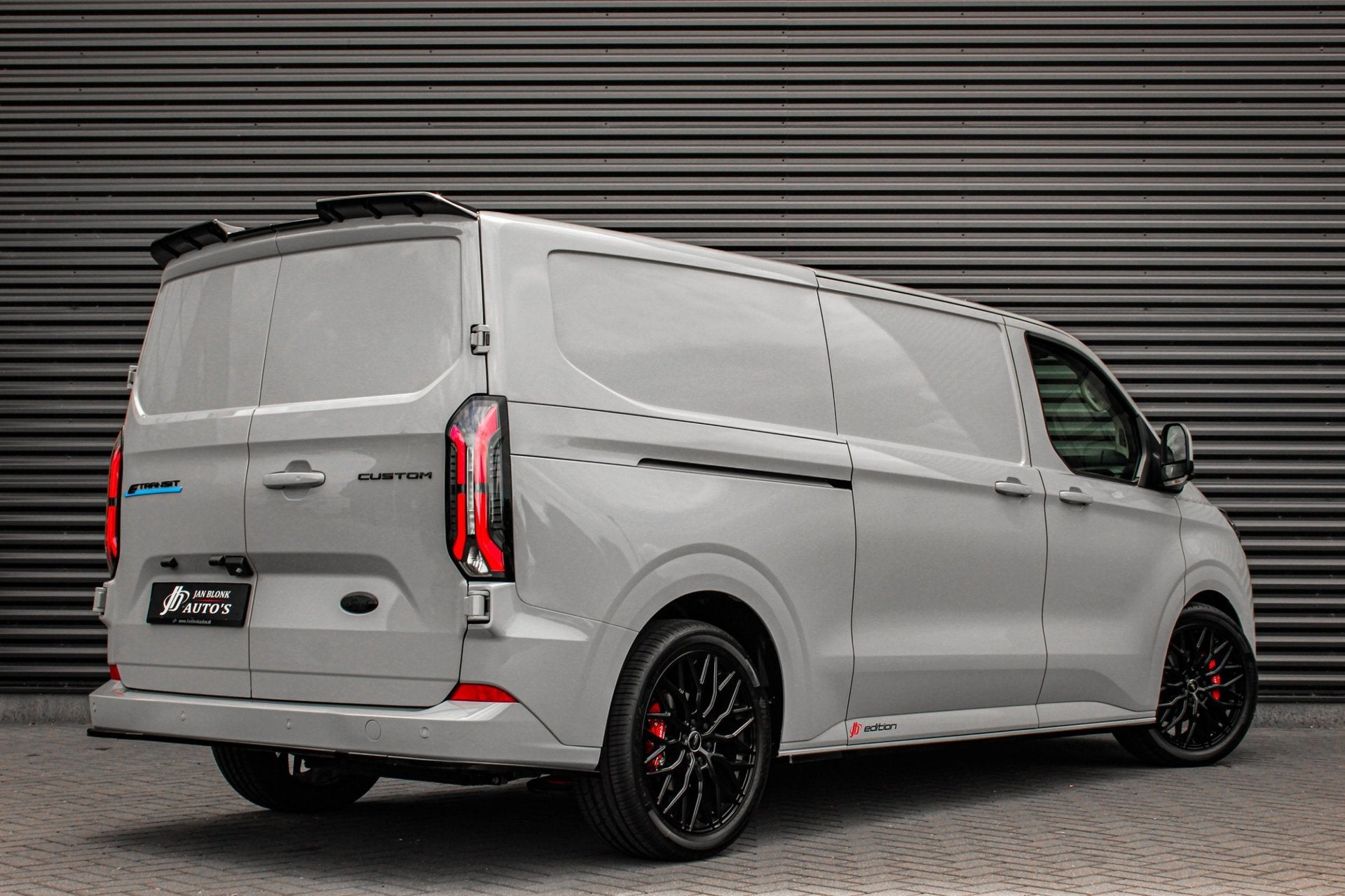 Ford E-Transit Cust. 340 L2H1 Limited 71 kWh 218PK / JB- EDI, Auto's, Automaat, Dealer onderhouden, Achterwielaandrijving, Zwart
