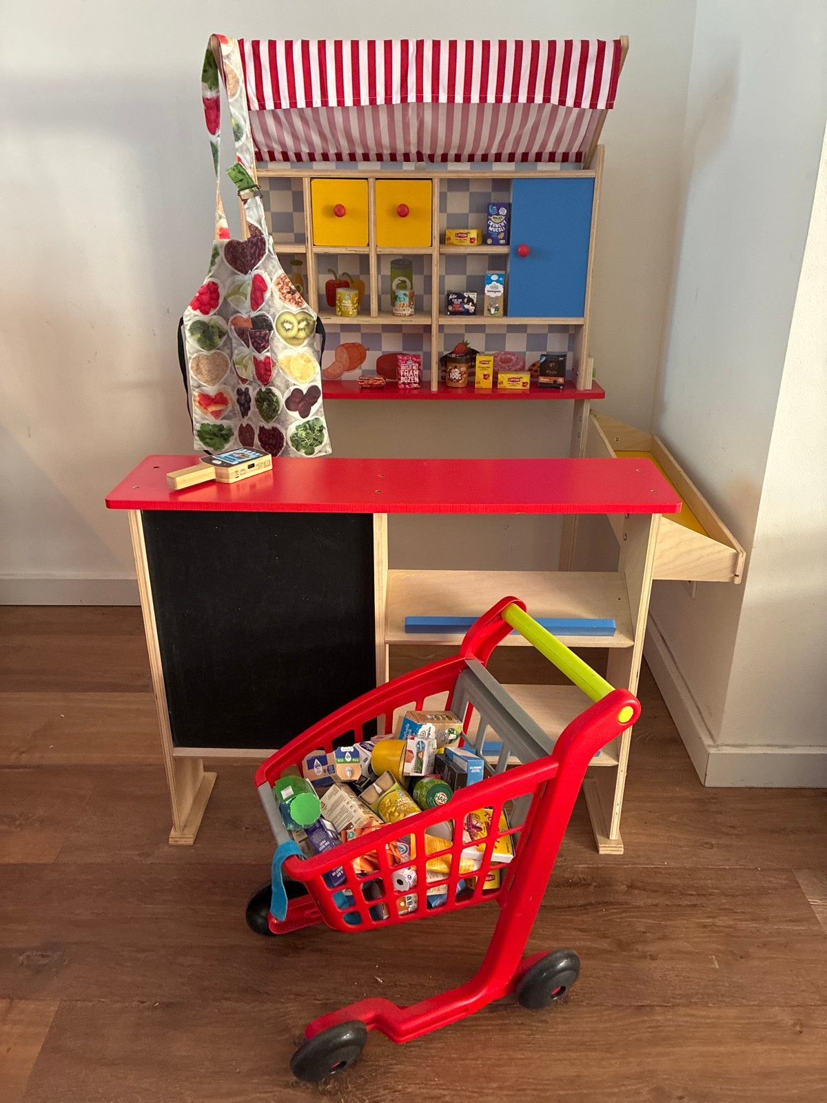Houten speelgoedwinkel met winkelwagentje en accessoires, Ophalen, Zo goed als nieuw, Jongen of Meisje