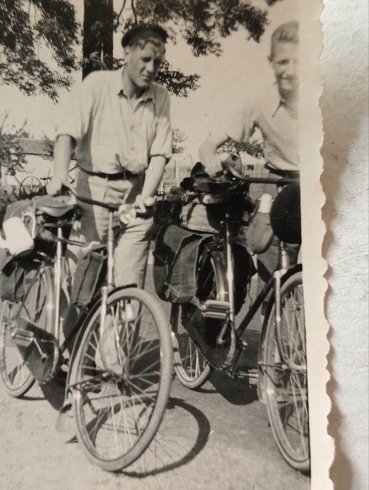 Jongemannen met fietsen jaren 40-50, Ophalen of Verzenden, 1940 tot 1960, Gebruikt