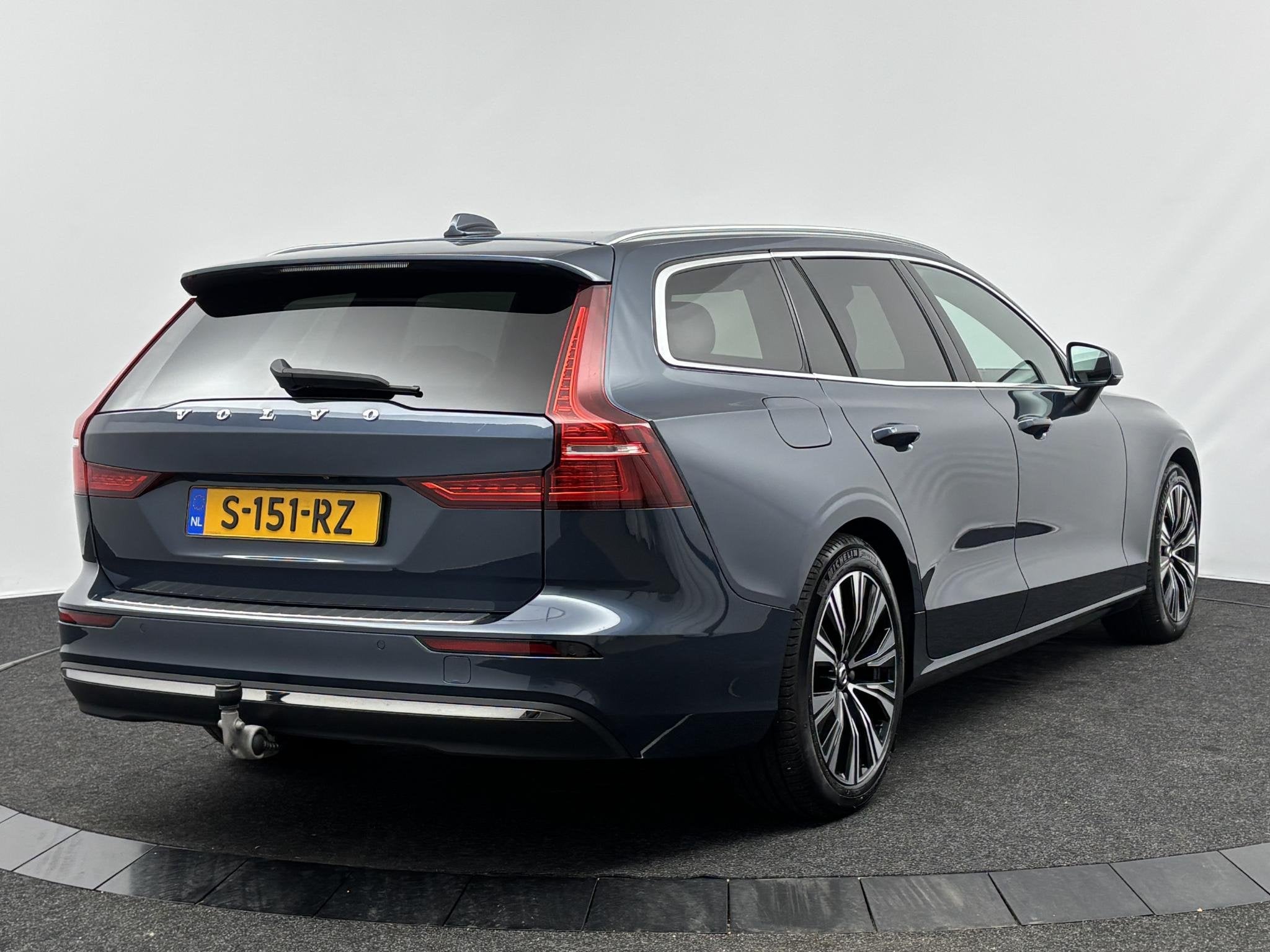 Volvo V60 2.0 T6 Plug-in hybrid AWD Plus Bright | Trekhaak |, Auto's, Automaat, Gebruikt, 4 cilinders, Blauw
