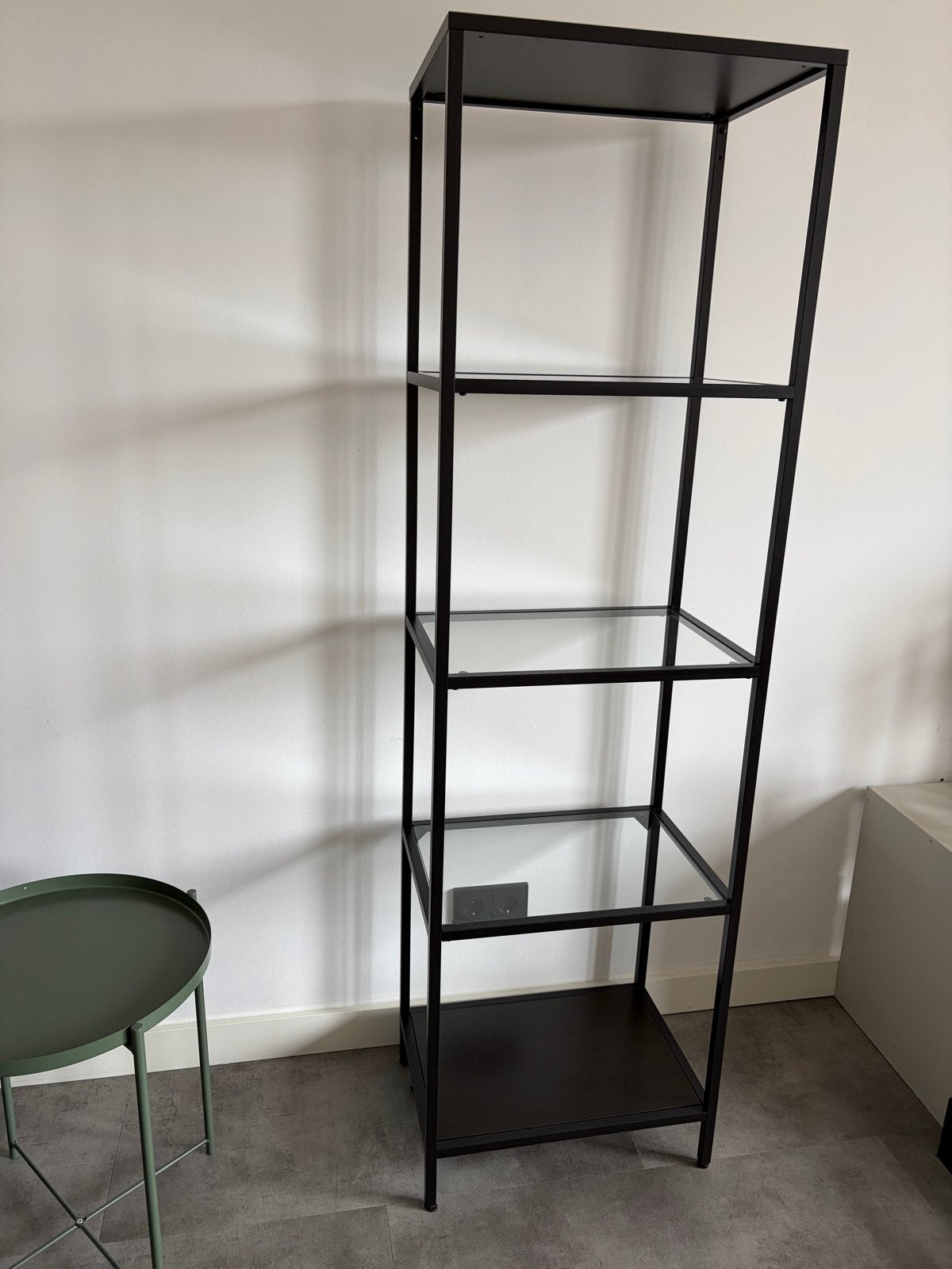 Metalen vitrinekast met glazen planken, Ophalen, Met plank(en), Minder dan 50 cm, Zo goed als nieuw