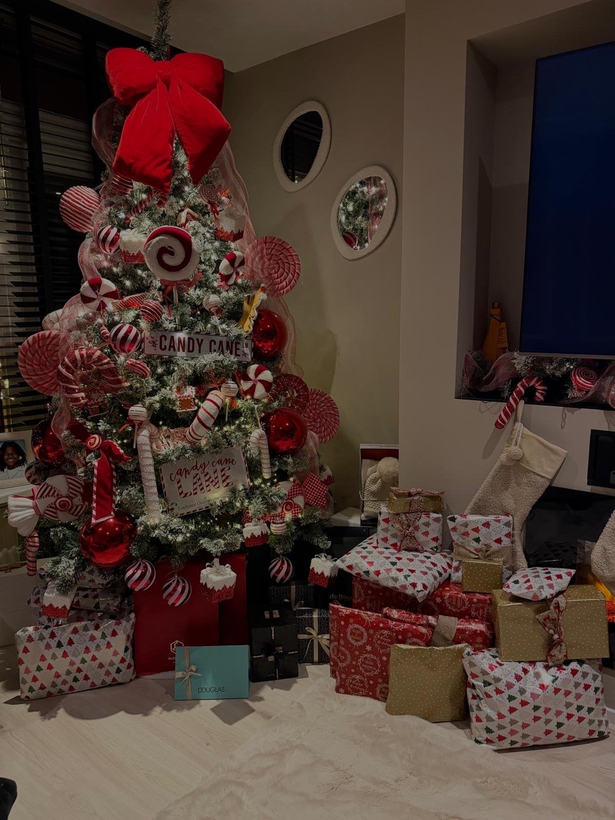 Kunstkerstboom met rood-witte versiering en 3 lichtsnoeren, Ophalen, Zo goed als nieuw