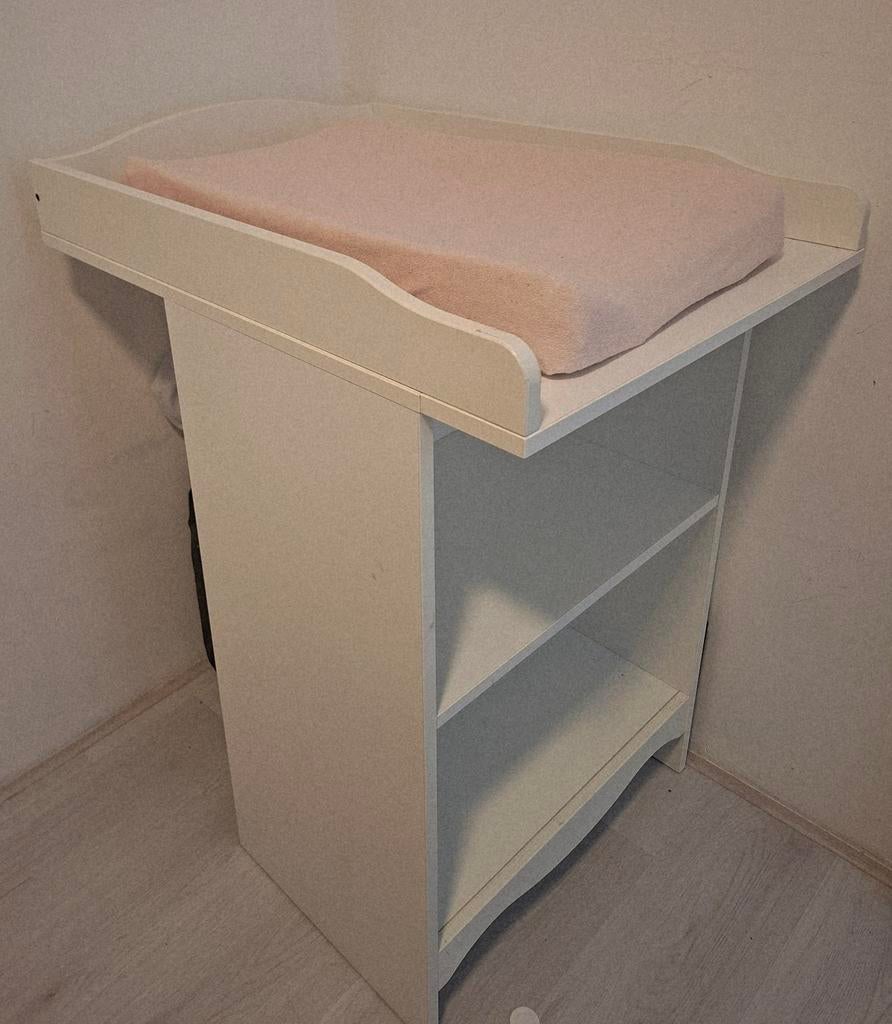 Witte commode met opstaande rand en planken, Kinderen en Baby's, Kinderkamer | Commodes en Kasten, Ophalen, Gebruikt, 50 tot 70 cm