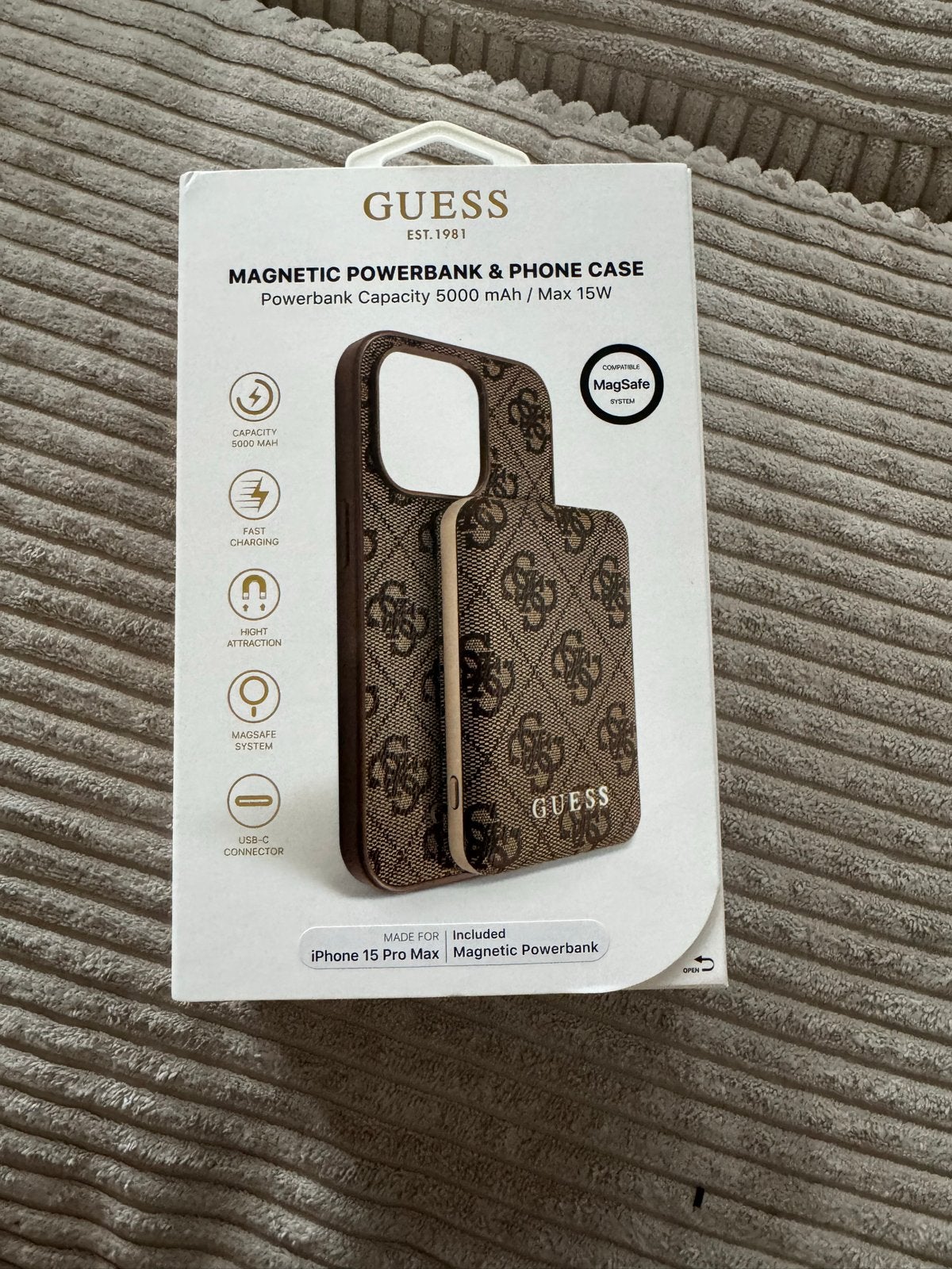 Guess MagSafe Hoesje met Powerbank voor iPhone 15 Pro Max, Kunststof, Bruin, Nieuw, Hoesje of Tasje