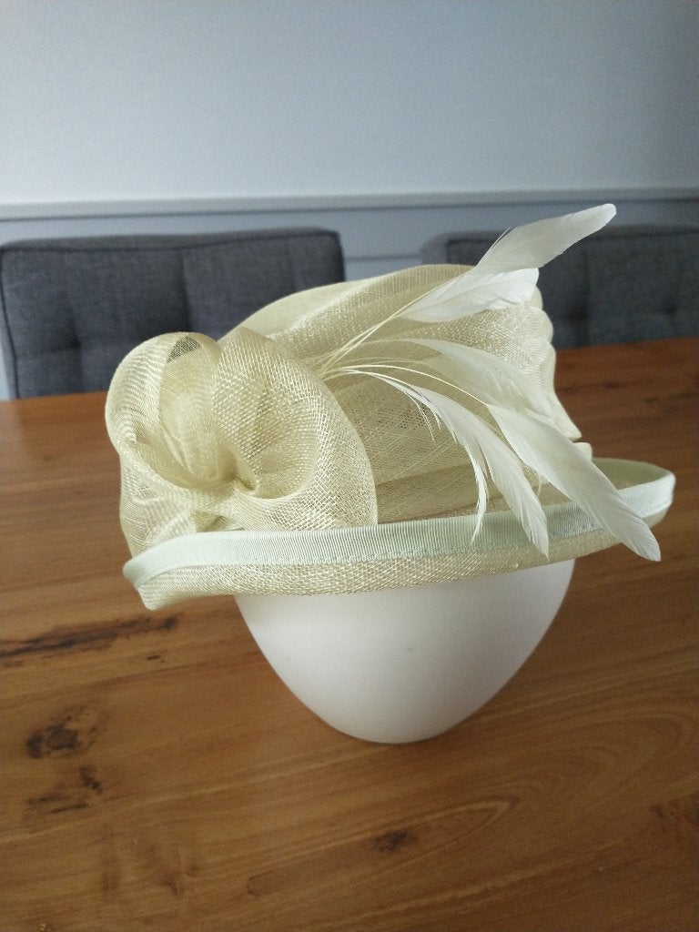 Kerkhoedje licht geel/groen 55 cm, Kleding | Dames, 55 cm (S, 6⅞ inch) of minder, Hoed, Ophalen of Verzenden, Zo goed als nieuw