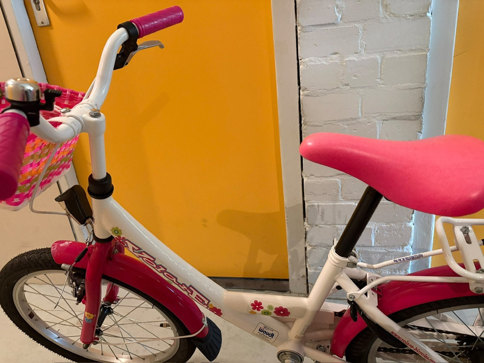 Leuke kinderfiets met mandje en bagagedrager – roze/wit, Ophalen, Zo goed als nieuw, Minder dan 14 inch