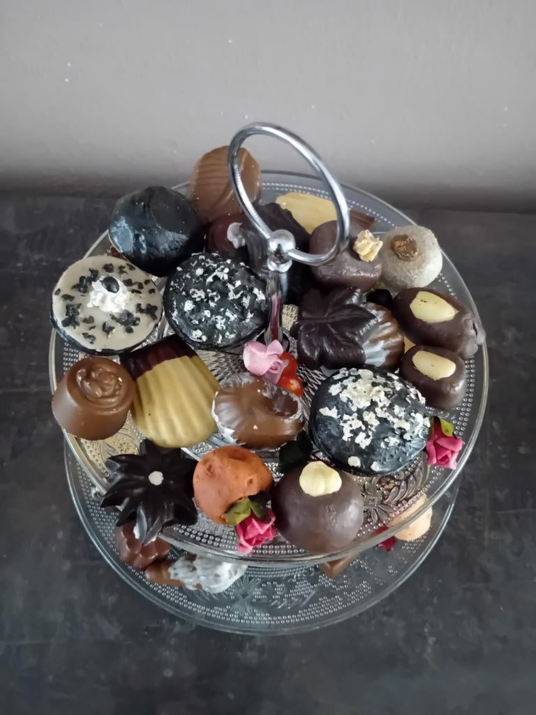 Glazen etagere met 2 lagen inclusief bonbons, Ophalen, Zo goed als nieuw, Glas