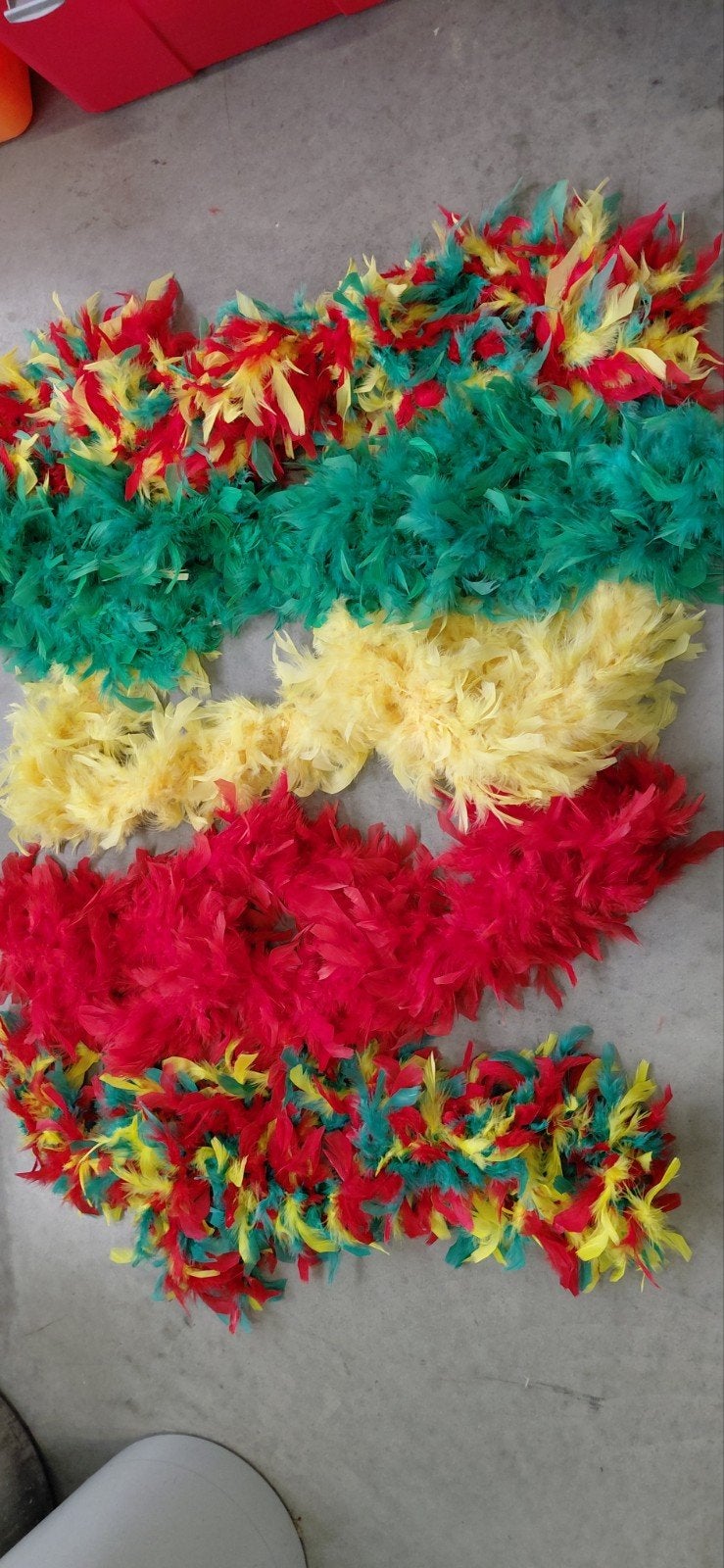 Kleurrijke veren boa's voor feestjes en carnaval, Ophalen of Verzenden, Gebruikt, Feestartikel, Carnaval