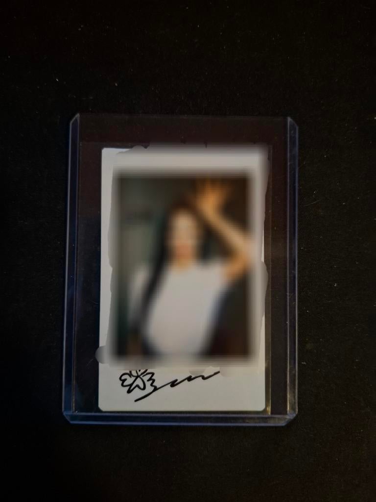 Purple kiss Goeun signed polaroid., Ophalen of Verzenden, Zo goed als nieuw, Foto of Kaart, Gesigneerd
