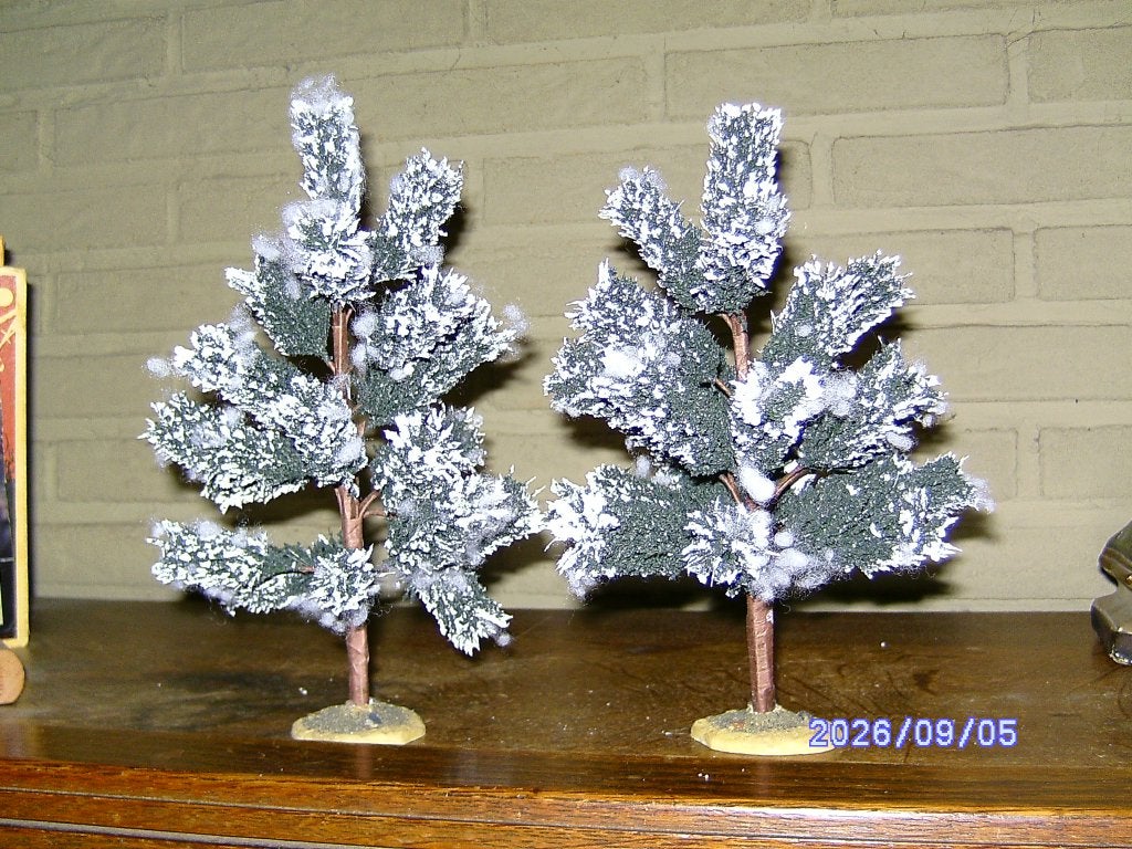 kerstboom apart model twee stuks voor kerstdorp treinstation, Diversen, Ophalen of Verzenden, Zo goed als nieuw