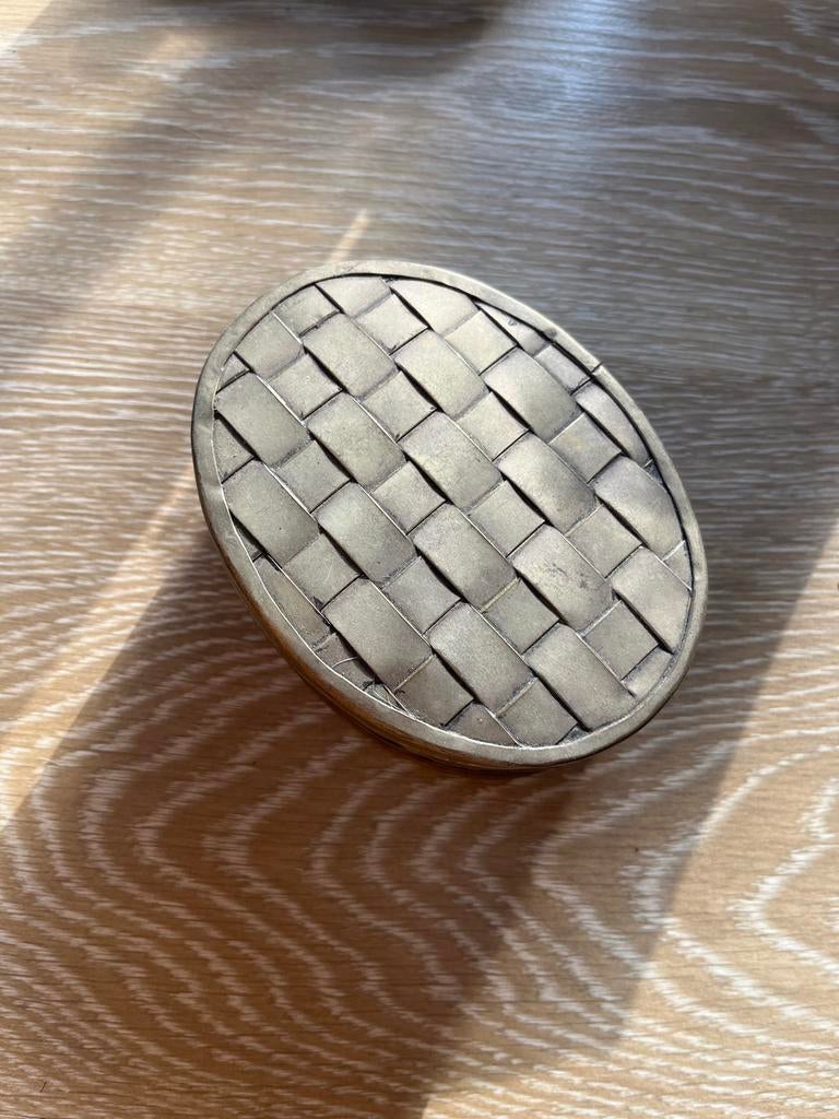 Vintage metalen doosje met vlechtwerkpatroon, Made in India, Ophalen of Verzenden