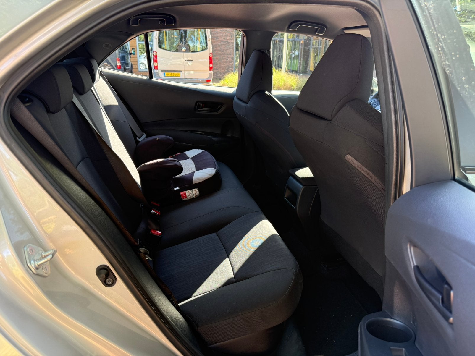 Foto 11 van Toyota Corolla 1.8 Hybrid Hatchback sports