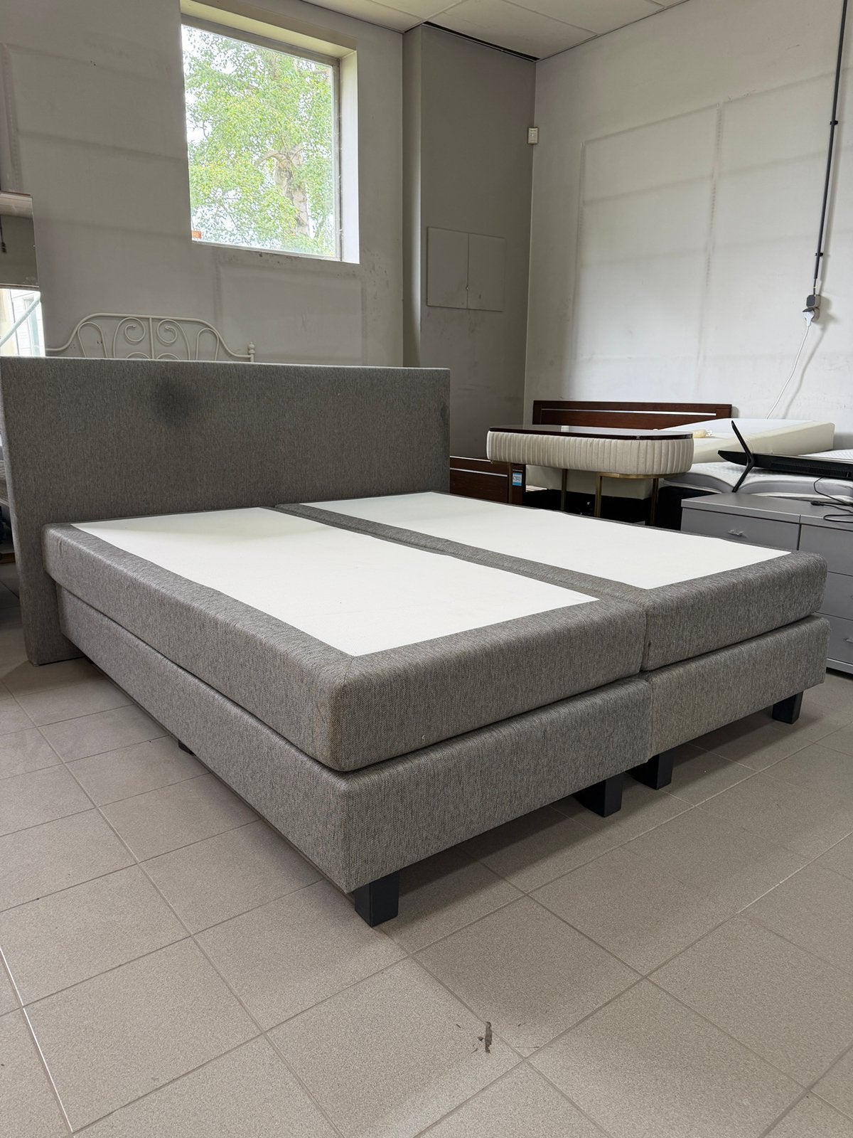 Nette Grijze Boxspring 180 x 200 cm incl. 2 Matrassen, Ophalen, Gebruikt, Tweepersoons, Nvt