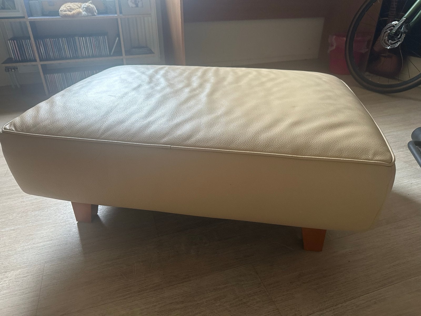 Crèmekleurige leren poef / voetenbank, Ophalen, Gebruikt, Leer, 75 tot 100 cm