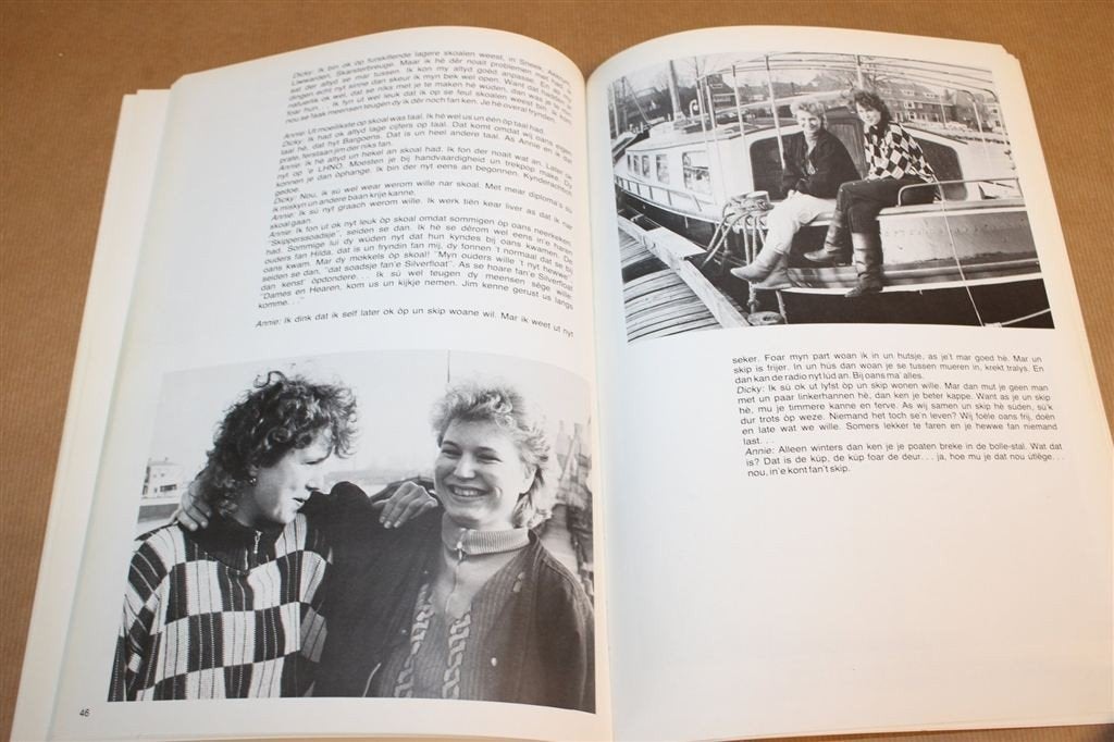 Wij Woane op ut Water — Woonschepen Sneek Verhalen/Fotoboek, Boeken, Ophalen of Verzenden, Gelezen