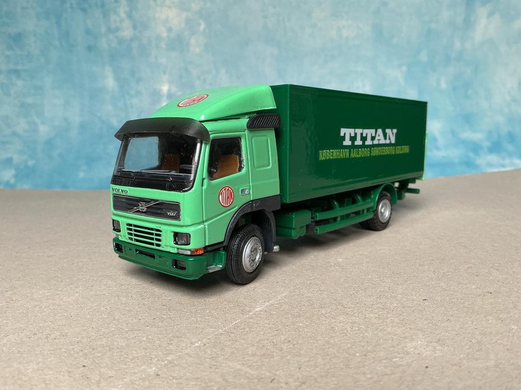Conrad NZG Volvo FM7 Titan ZGAN met doos, Hobby en Vrije tijd, Modelauto's | 1:50, Ophalen of Verzenden, Zo goed als nieuw, Overige merken