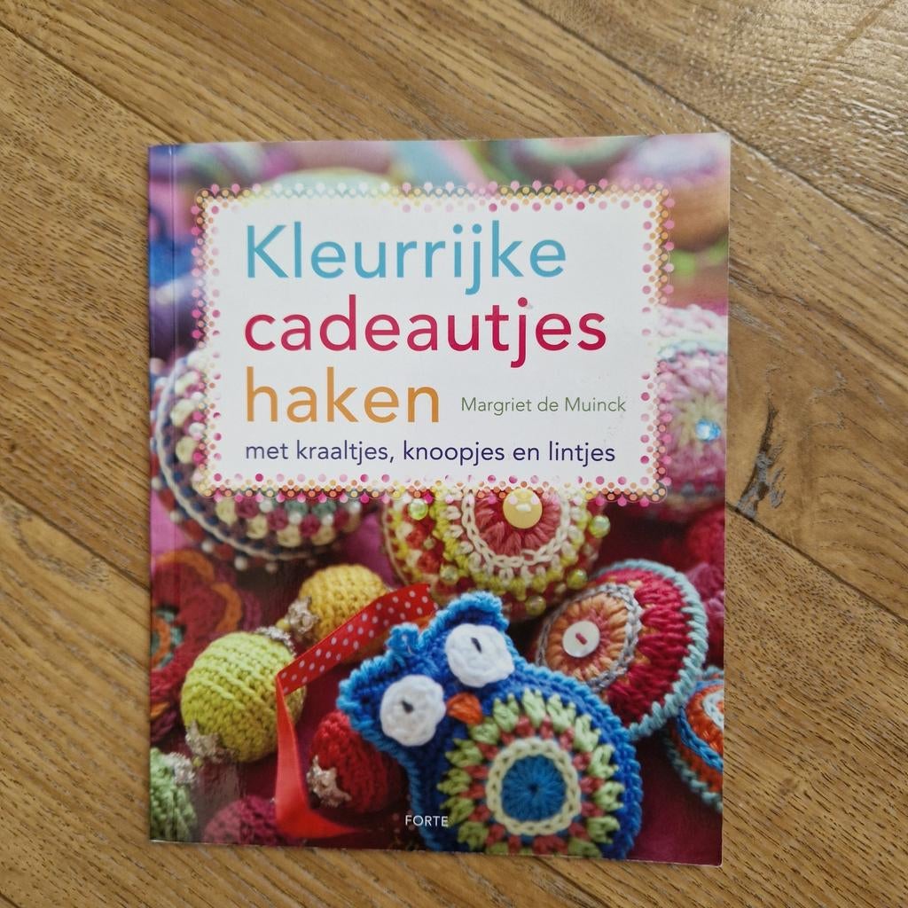 Kleurrijke cadeautjes haken, Ophalen of Verzenden, Zo goed als nieuw, Breien en Haken, Margriet de Muinck