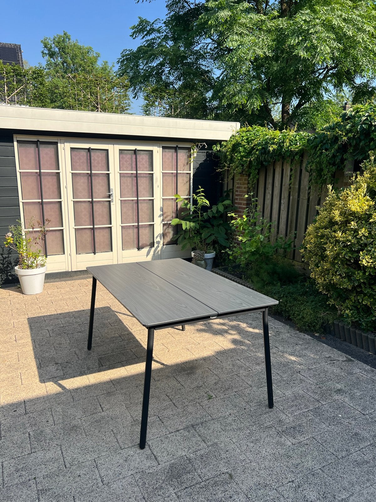Moderne tuintafel - Grijs houten blad met metalen onderstel, Tuin en Terras, Ophalen, Gebruikt, Rechthoekig, Metaal