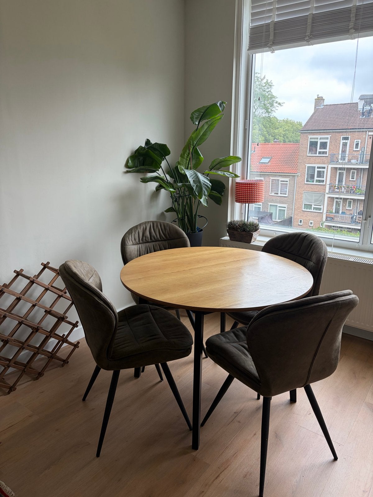 Jysk Jegind ronde eettafel - eikenhout met zwarte poten, Ophalen, Zo goed als nieuw, Vier personen, 100 tot 150 cm