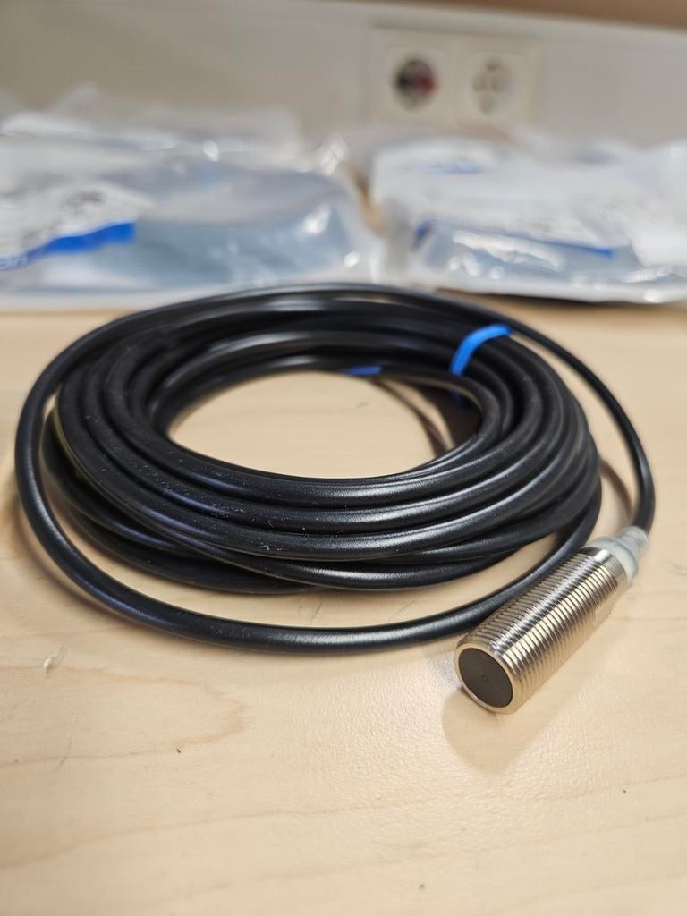 Omron Inductieschakelaar / Naderingsschakelaar  E2E-XB1T12, Ophalen of Verzenden, Nieuw, Minder dan 2 meter, Overige kabels