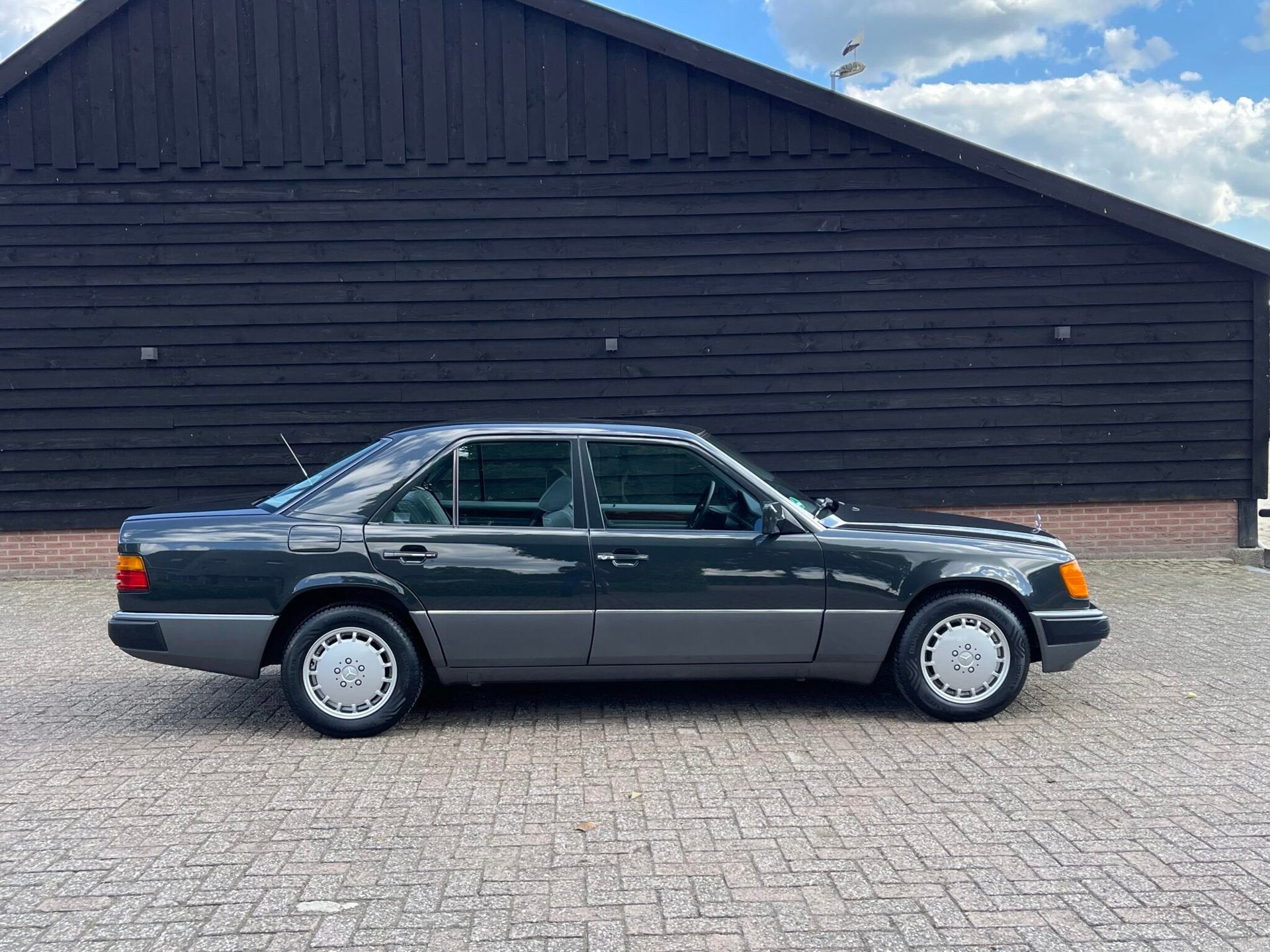 Mercedes-Benz 200-500 (W124) 260 E W124 weinig km D-kenteken, Auto's, Metallic lak, 2597 cc, Zwart, Mercedes-Benz