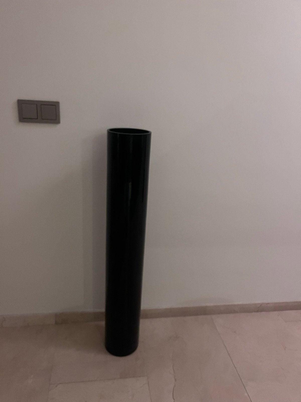 Zwarte hoge vaas - Modern en elegant, Ophalen, Zo goed als nieuw, Zwart, Kunststof
