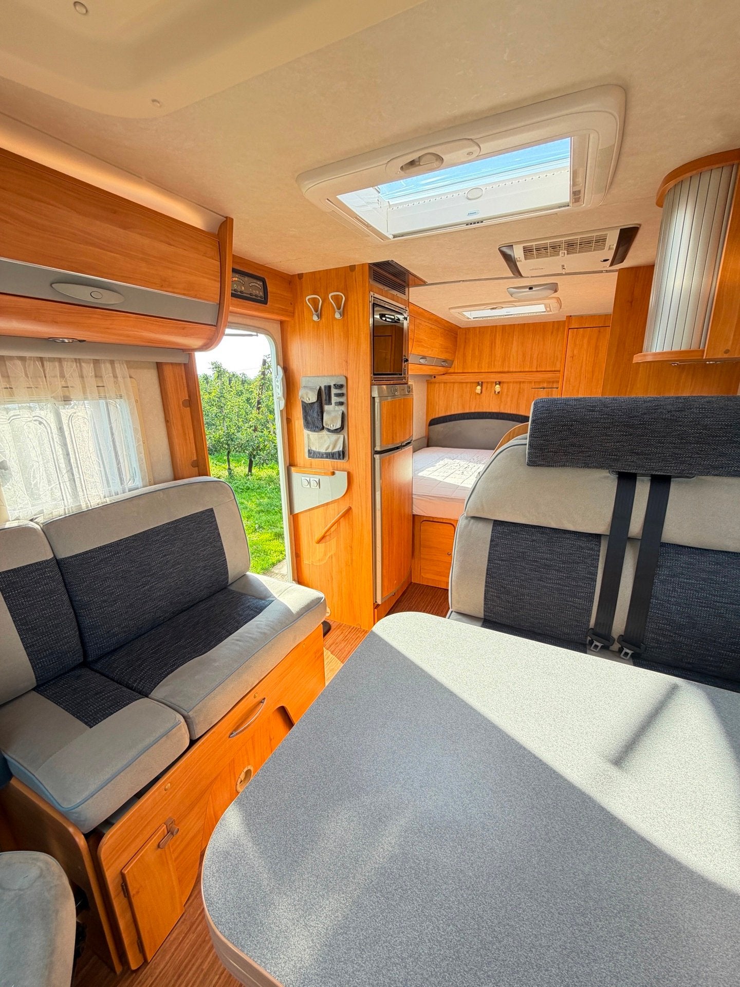 Foto 6 van Adria Coral S 680 ST LUCHTVERING / AIRCO / OYSTER SCHOTEL +