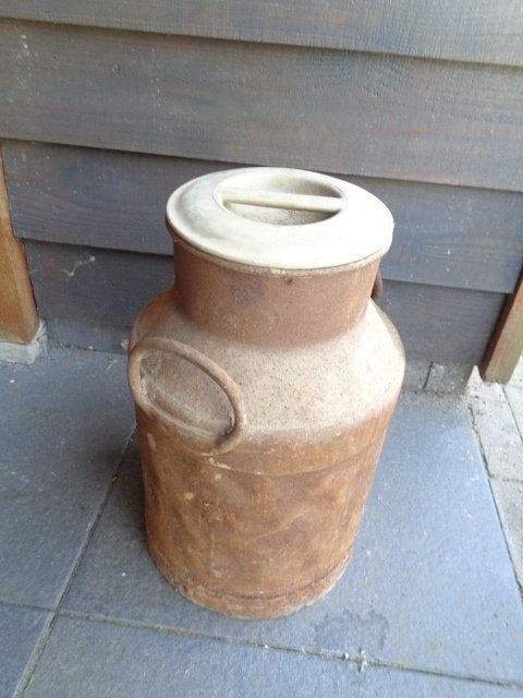 Oude ijzeren melkbus (ongeveer 50 cm hoog)., Antiek en Kunst, Curiosa en Brocante, Ophalen