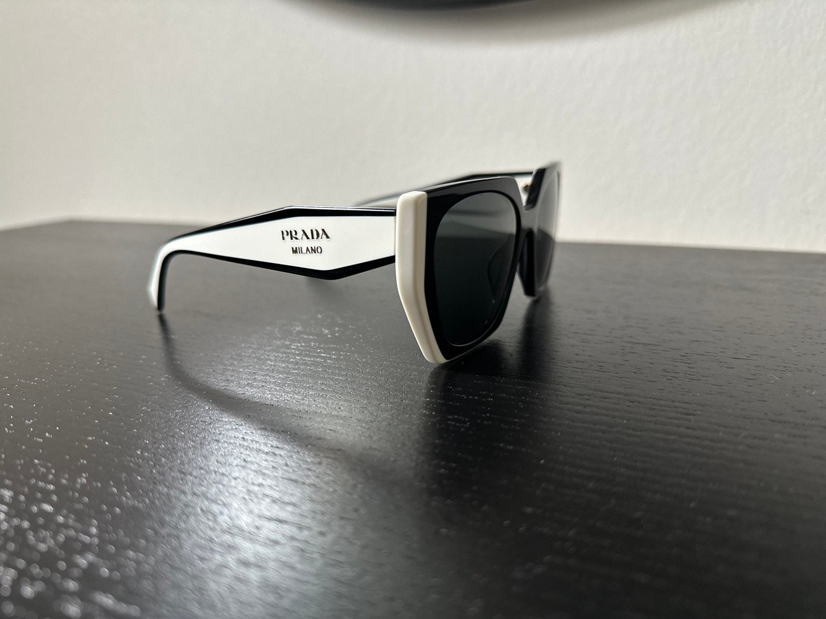 PRADA zonnebril, zwart/wit NIEUW, Sieraden, Tassen en Uiterlijk, Zonnebrillen en Brillen | Dames, Zonnebril, Prada, Zwart, Nieuw