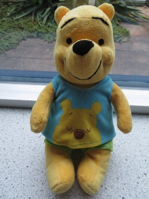 Winnie de Pooh Poeh Beer merk Nicotoy met groene broek en, Disney, Beer, Ophalen of Verzenden, Zo goed als nieuw