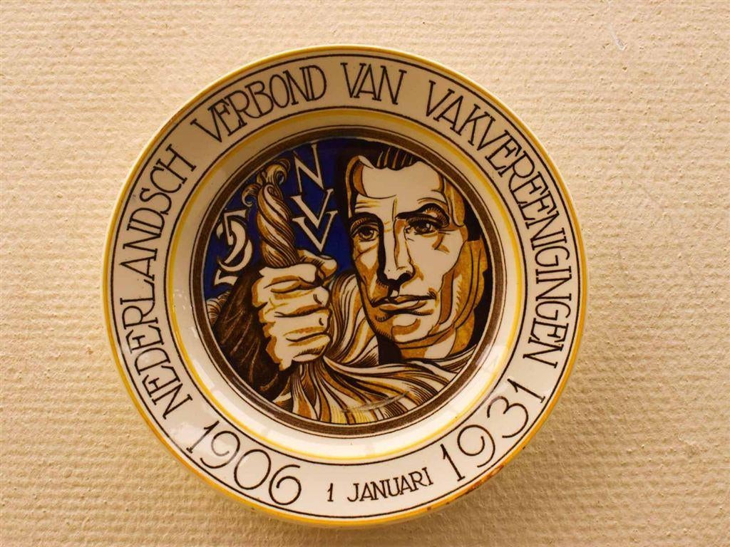 Petrus Regout & Co wandbord 51647, Ophalen of Verzenden, Gebruikt