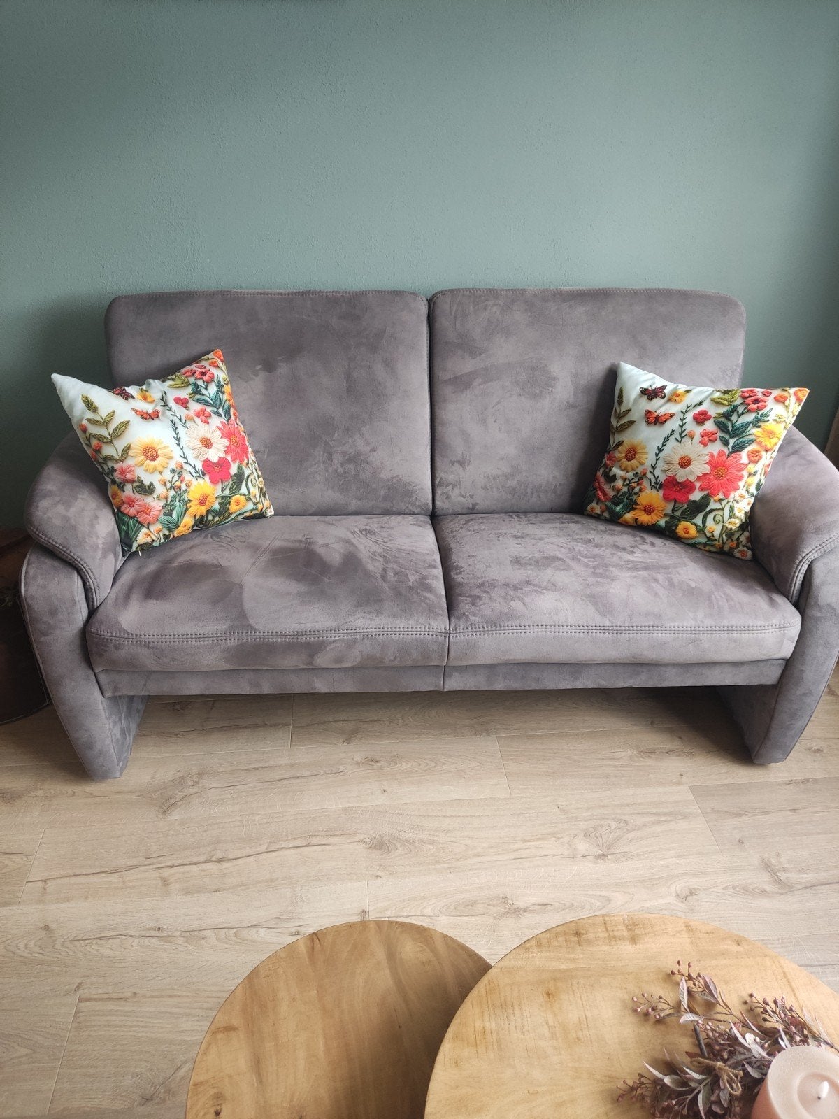 Comfortabele grijze twee a drie zitsbank met stoffen bekledi, Ophalen, 150 tot 200 cm, Modern comfort, Tweepersoons