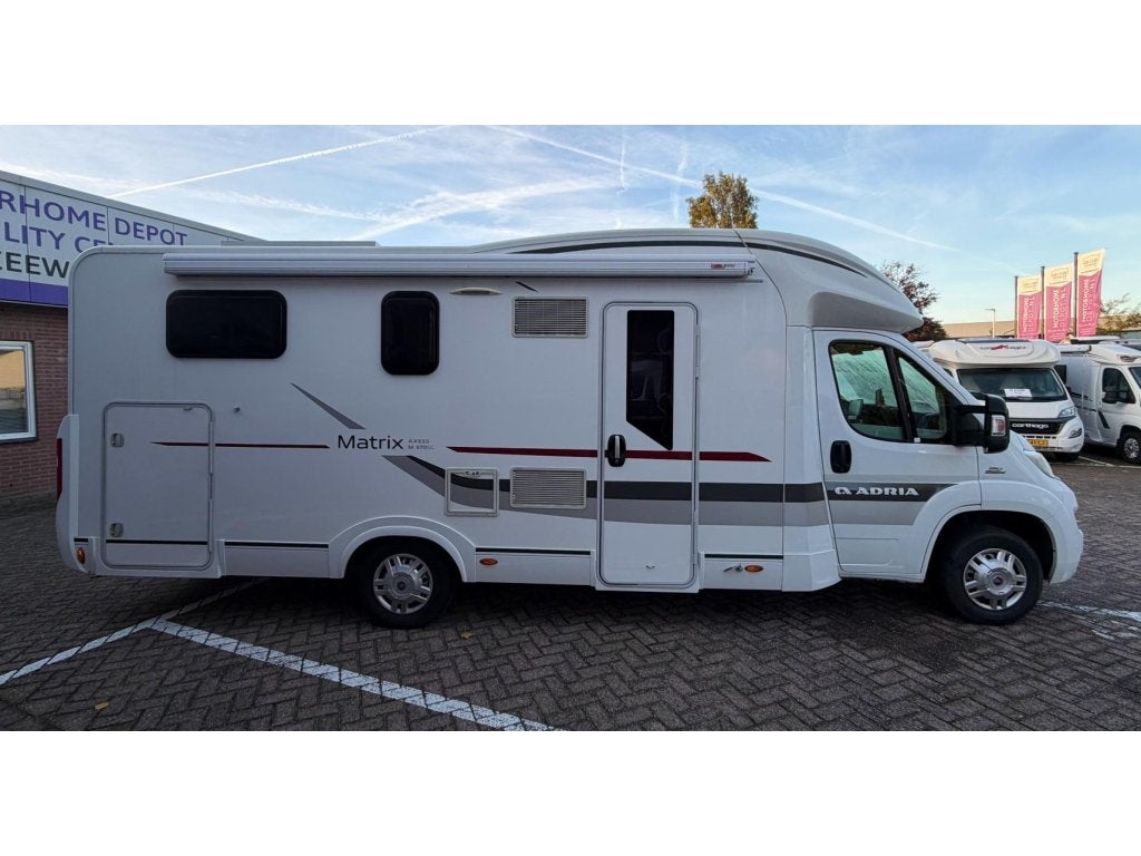 Adria Matrix Axess M 670 SC Queensbed Hefbed 5 RDW gordel, Boiler, Ringverwarming, Fiat, 7 tot 8 meter