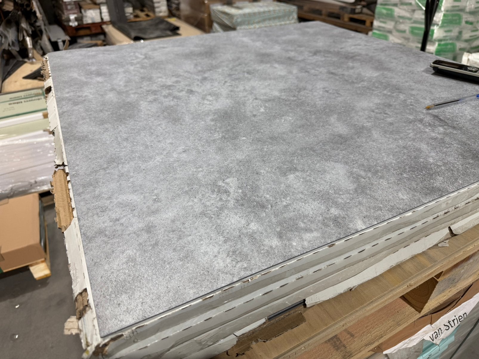 16.72 MTR/2 PVC BETON TEGEL 91.4x 91.4 CM RESTANT, Ophalen, Overige typen, Nieuw, Grijs