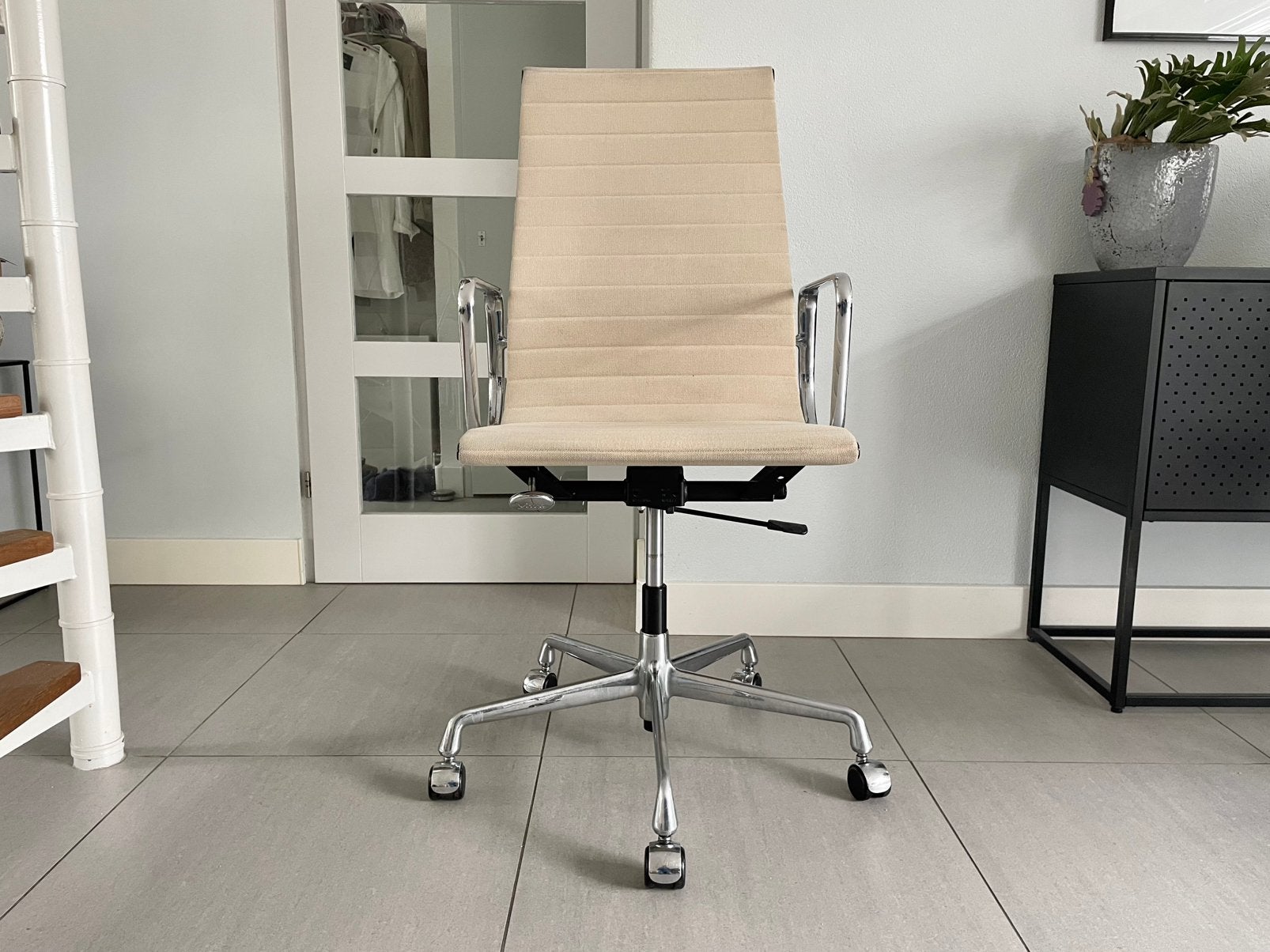Vitra Eames ea119 bureaustoel creme hopsak chroom, Huis en Inrichting, Bureaustoelen, Zwart, Zo goed als nieuw, Nvt, Nvt