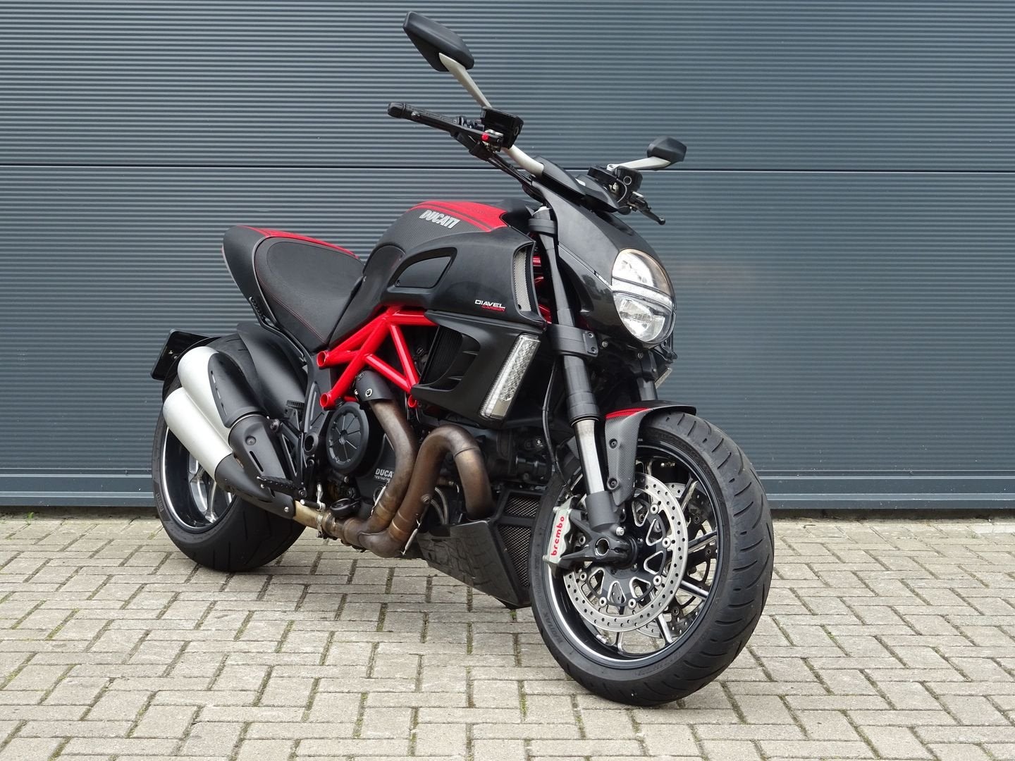 DUCATI DIAVEL CARBON 2011 historie desmo uitgevoerd, Motoren, DUCATI, 2 cilinders, 1198 cc, Motorrijbewijs A
