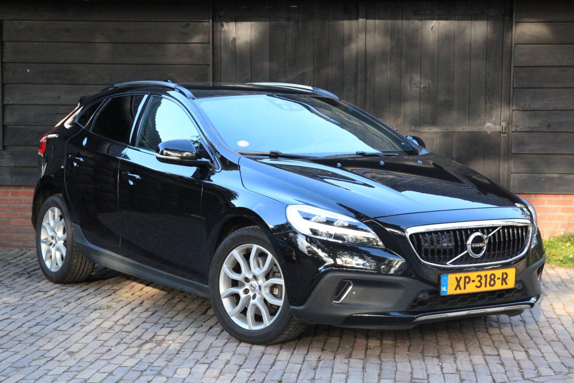 Volvo V40 Cross Country 1.5 T3 Polar+ Luxury Panorama/Camera, Dealer onderhouden, 4 cilinders, 700 kg, Zwart