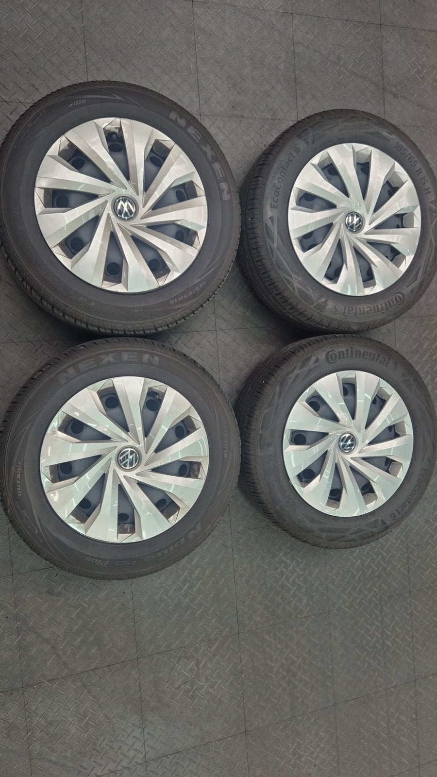 4 originele VW Polo velgen met zomerbanden en wieldoppen, Auto-onderdelen, Ophalen, Gebruikt, 15 inch, Banden en Velgen