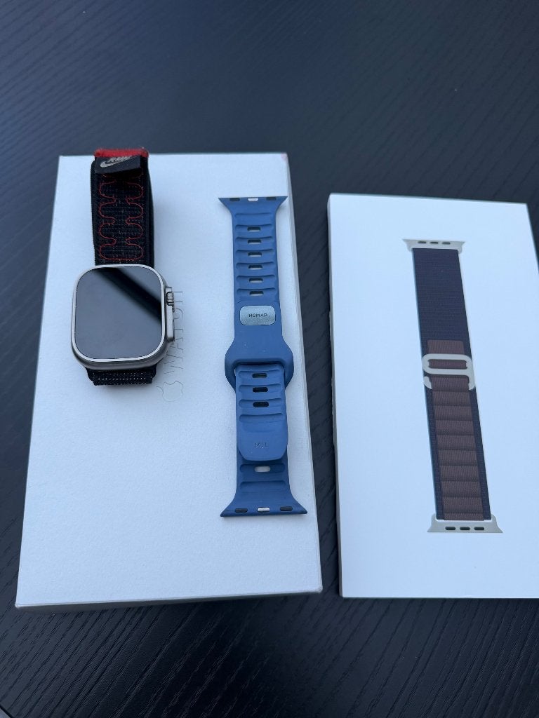 Apple Watch Ultra 2 49mm met extra bandjes, Ophalen, IOS, Zo goed als nieuw, Waterdicht